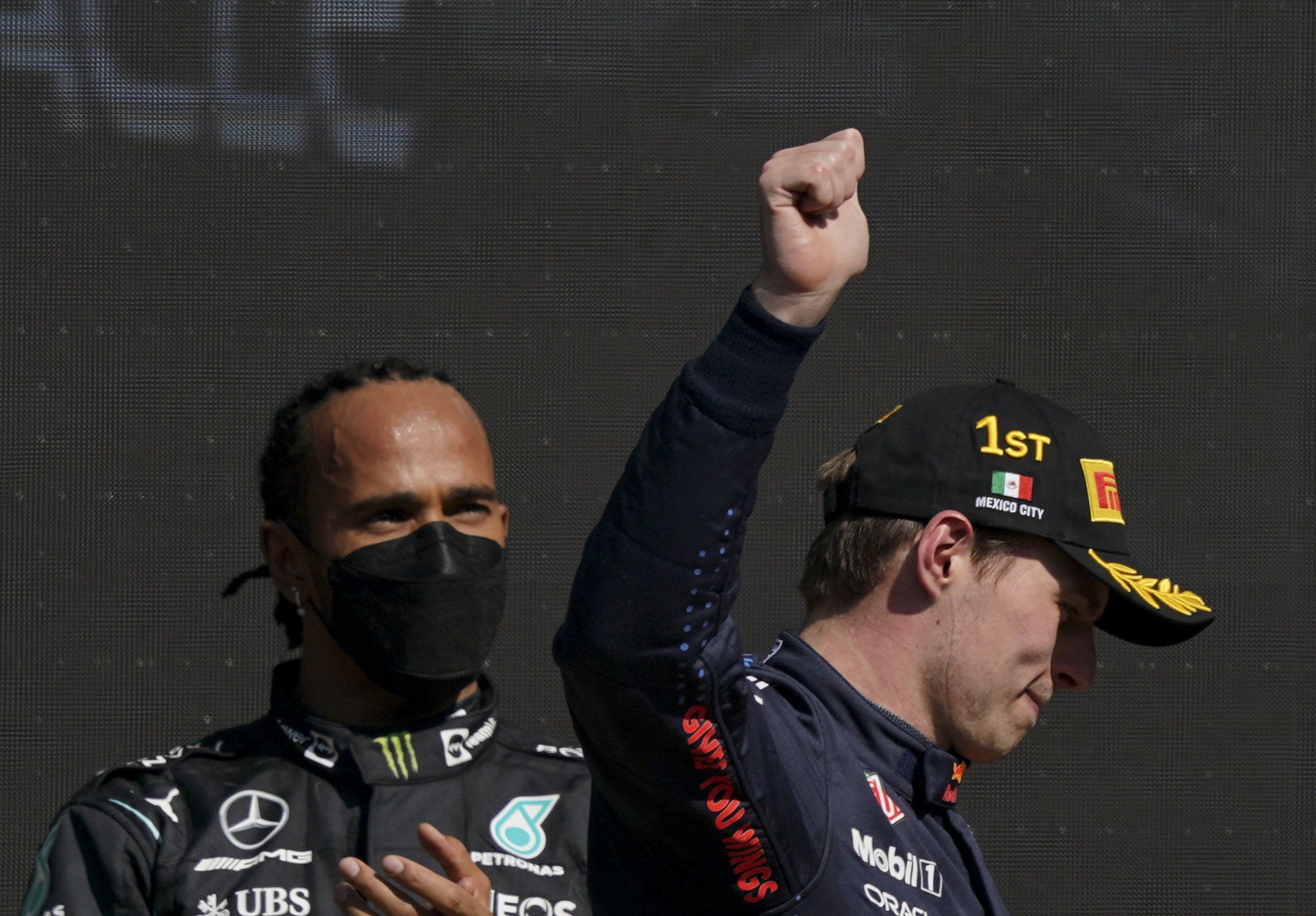 A második helyezett Lewis Hamilton, a Mercedes brit versenyzője és a győztes Max Verstappen, a Red Bull holland versenyzője a Forma-1-es autós gyorsasági világbajnokság Mexikói Nagydíjának eredményhirdetésén. / Fotó: MTI/AP/Fernando Llano
