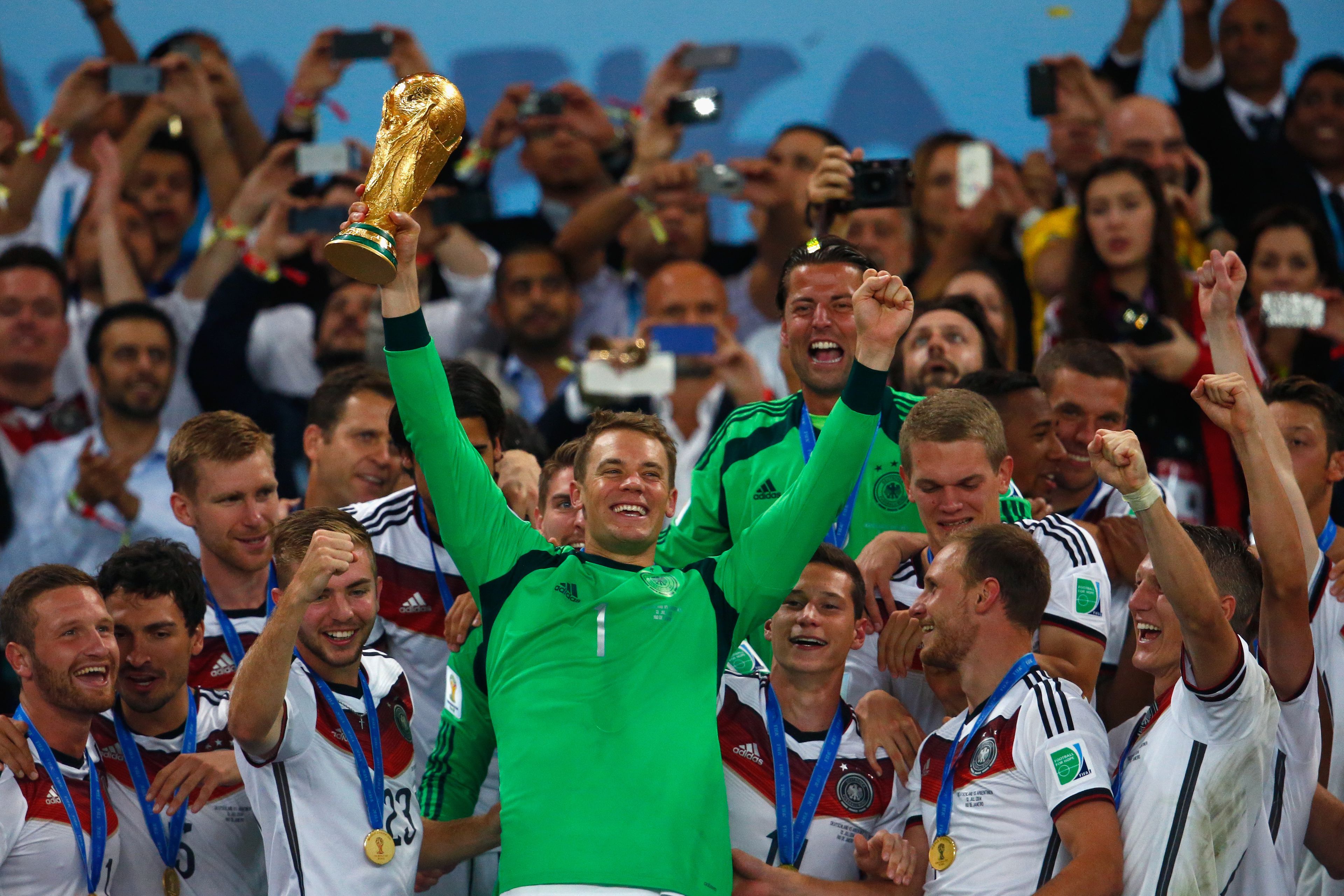 A német válogatott sztárkapusa, Neuer hat évvel ezelőtt emelhette fel a vb-trófeát / Fotó: Getty Images