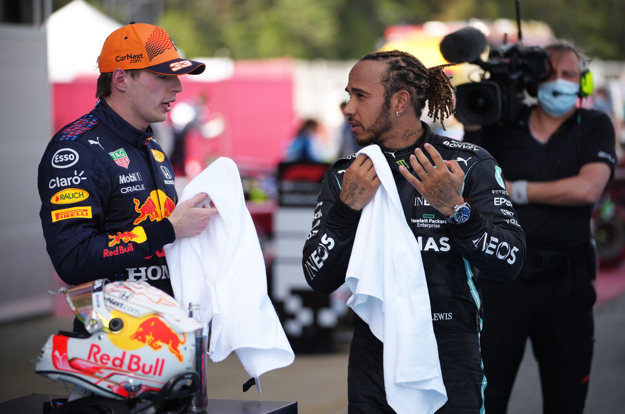 Max Verstappen (balra) idén hét, Lewis Hamilton öt futamot nyert meg, hat viadallal a Forma-1-es világbajnokság lezárulta előtt a Red Bull Racing holland pilótája hat ponttal vezet a Mercedes brit ásza, a címvédő előtt/Fotó: Getty Images