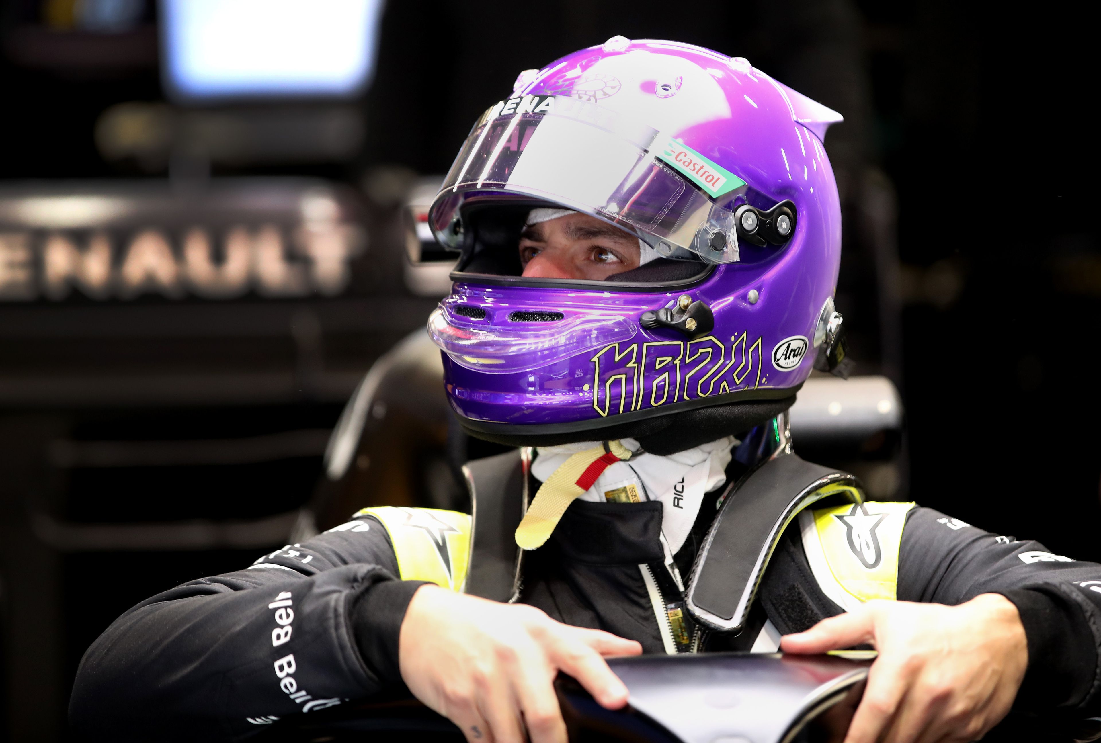 A Renault pilótája, Daniel Ricciardo az F1-es teszten így tiszteleg Bryant emléke előtt/ Fotó: Getty Images