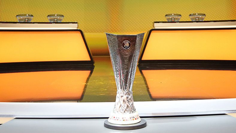 Az Európa-liga-trófea mellett két másik serleget is megtekinthetnek a foci kedvelői /Fotó: AFP