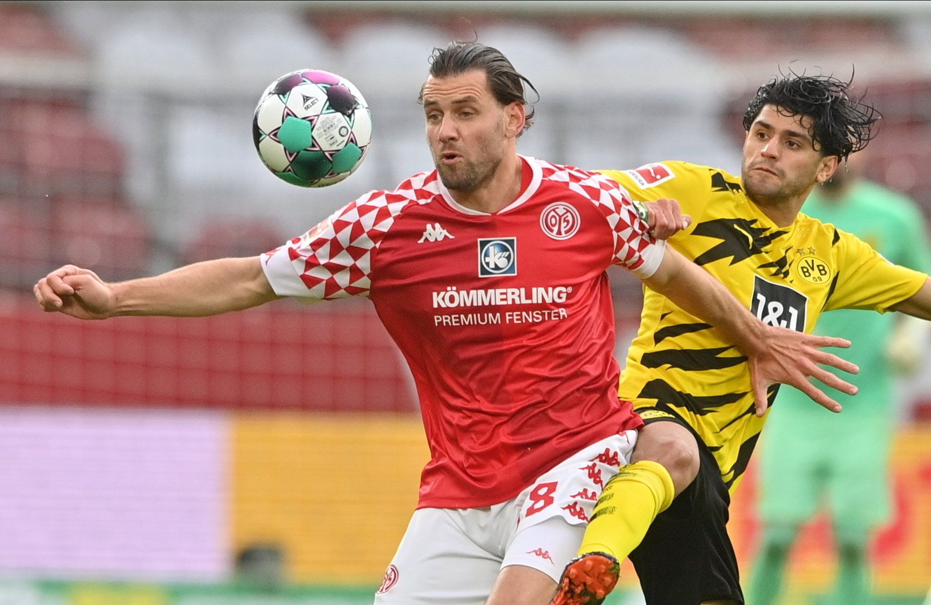 Szalai Ádám (balra), az FSV Mainz 05 játékosa lehet, hogy még kedden sem fog pályára lépni / Fotó: MTI/EPA pool/Sascha Steinbach