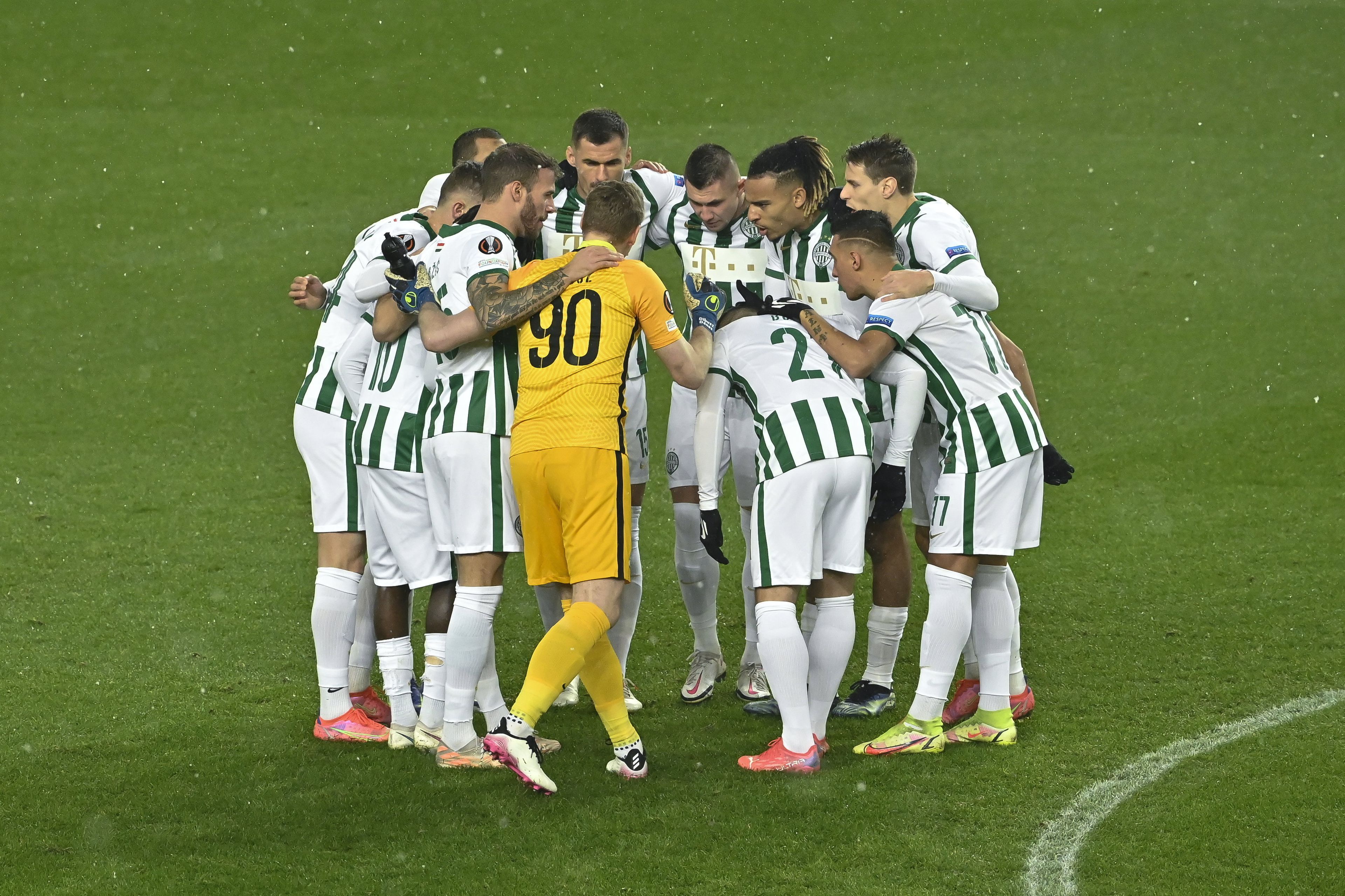 A Ferencváros játékosai az Európa-liga csoportkörében, a G csoport hatodik fordulójában a Bayer Leverkusen ellen játszott mérkőzés előtt a Groupama Arénában 2021. december 9-én / Fotó: MTI/Koszticsák Szilárd