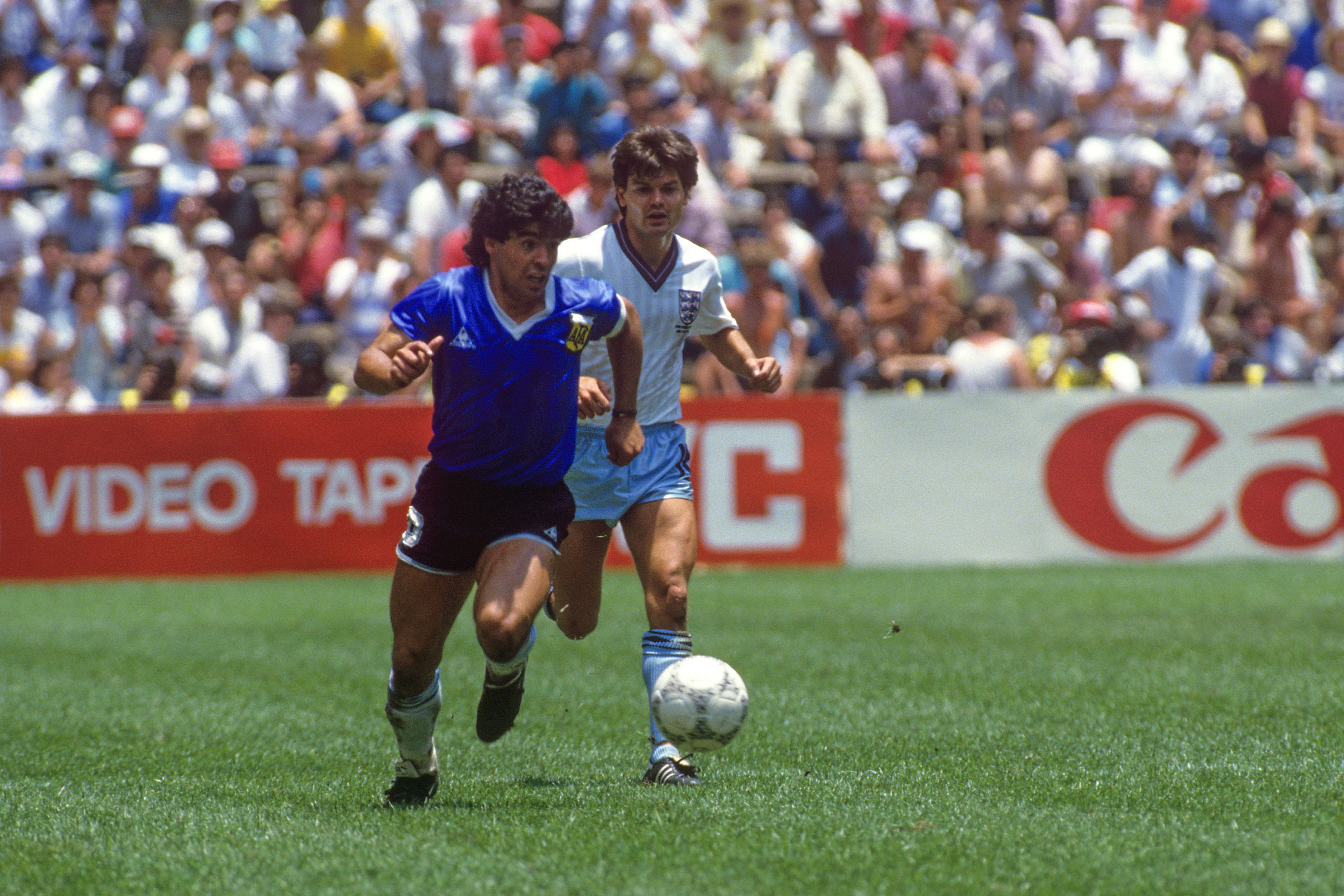 Diego Maradona az őt szerelni próbáló Steve Hodge-dzsal cserélte el az 1986-os világbajnokságon, Anglia ellen viselt mezét, amit most aukcióra bocsátottak, de az argentinok haza akarják vinni / Fotó: Getty Images