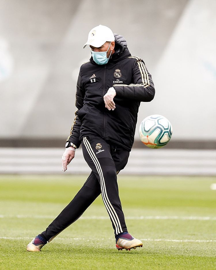 Az edző, Zinedine Zidane is figyel arra, hogy betartsa az előírásokat /Fotó: Instagram
