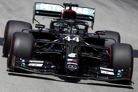 Lewis Hamilton, a Mercedes brit versenyzője a Forma-1-es autós gyorsasági világbajnokság Spanyol Nagydíjának harmadik szabadedzésén a montmelói pályán 2020. augusztus 15-én. A futamot augusztus 16-án rendezik. / Fotó: MTI/EPA/AP/Emilio Morenatti