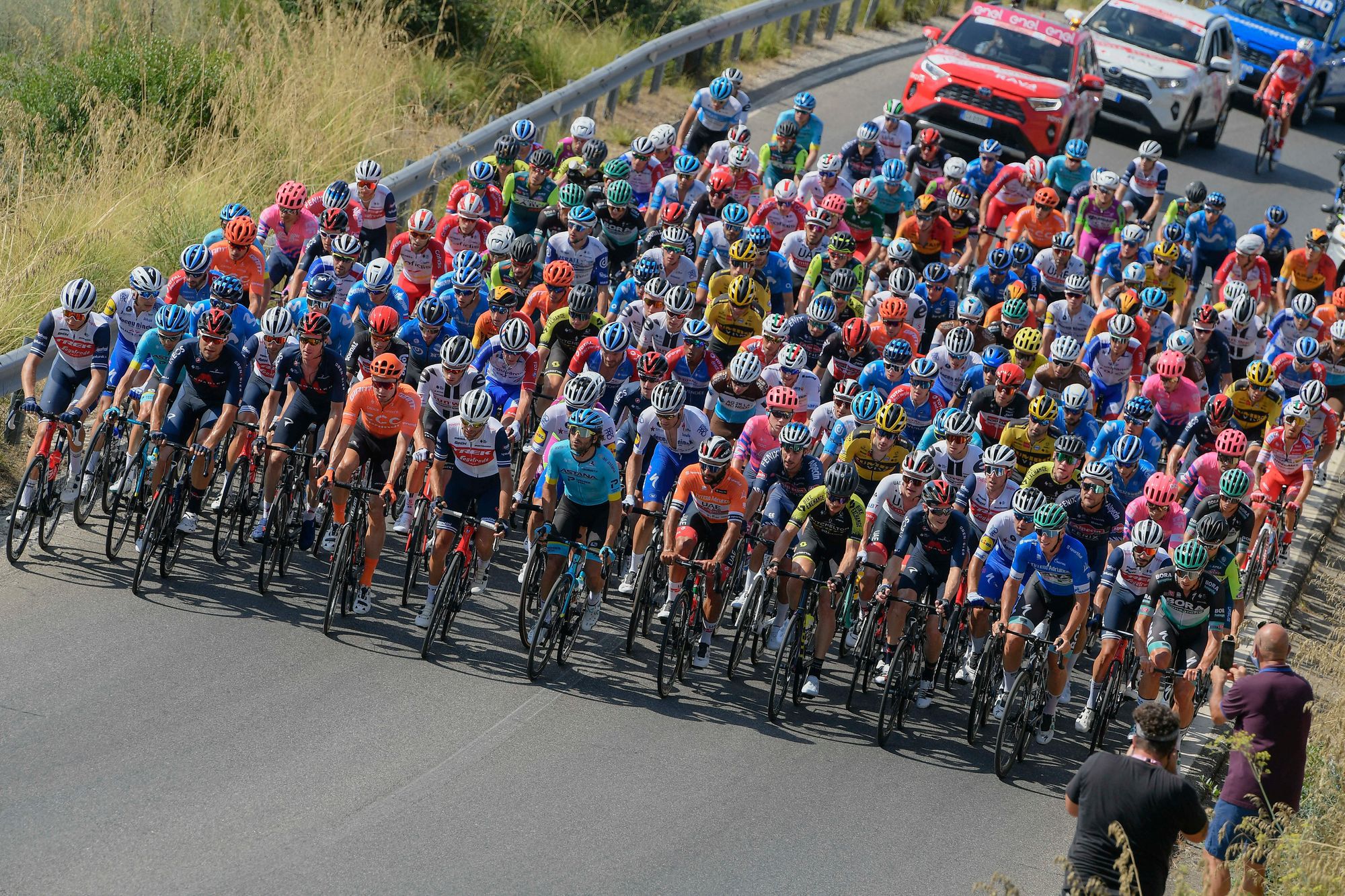 Versenyzők a 107. Tour de France profi országúti kerékpáros körverseny tizenegyedik, Chatelaillon-Plage and Poitiers közötti, 167,5 kilométeres szakaszán a franciaországi Poitiers-ben / Fotó: MTI AP