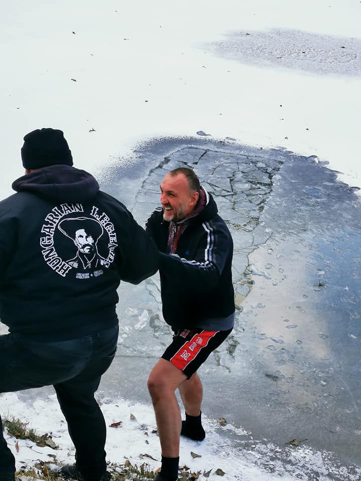 Amitől mást kiráz a hideg, Dobai Jánosnak csupán egy kis edzés. Vasárnap fél órát maradt a vízben… ahová csak csákánnyal tudott bejutni. / Fotó: Kerekes Tibor