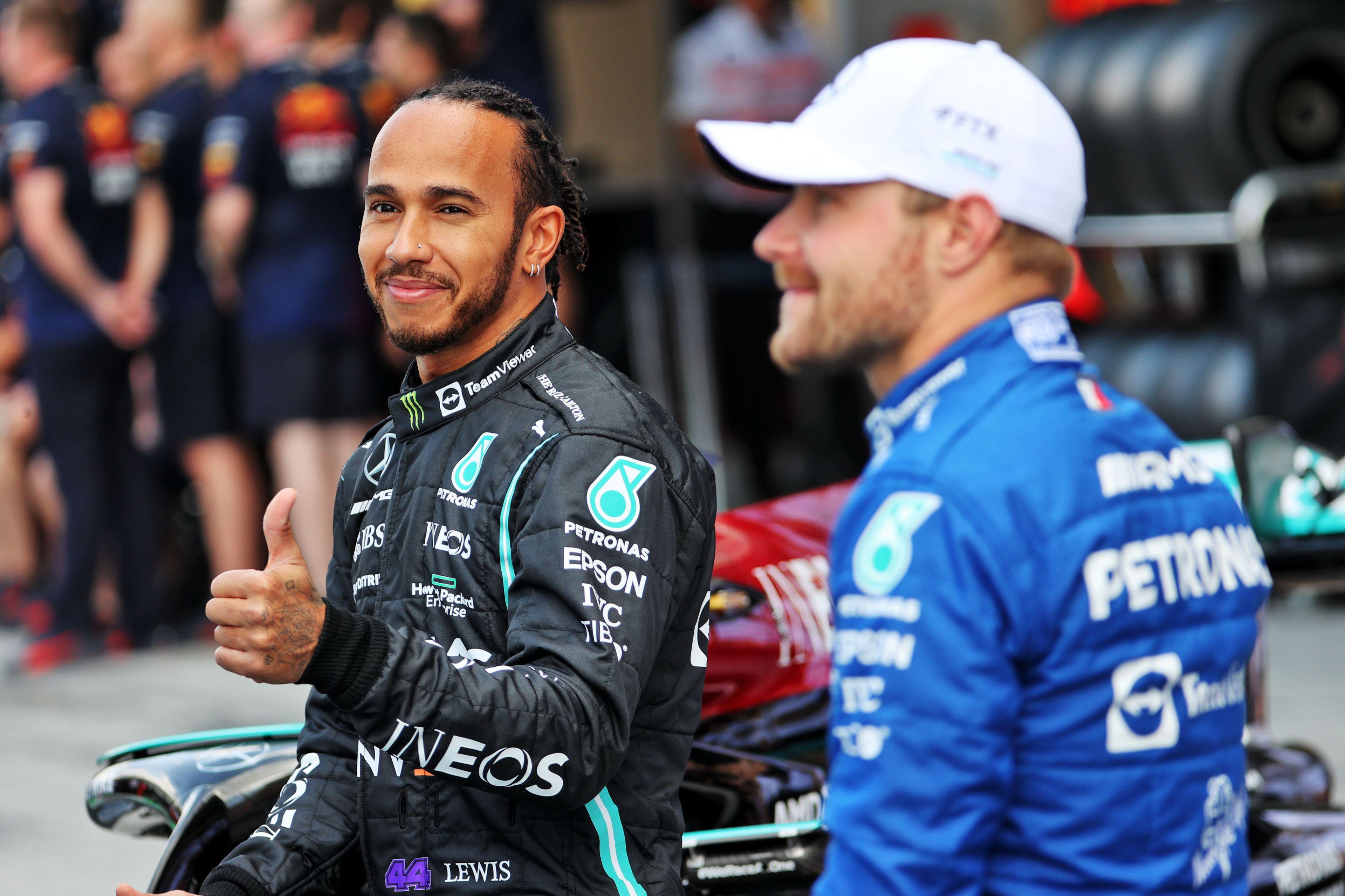 Lewis Hamilton (balra, volt csapattársával, Valtteri Bottaszal) készen áll arra, hogy újra harcba szálljon és küzdjön a nyolcadik F1-es vébécíméért / Fotó: Profimedia