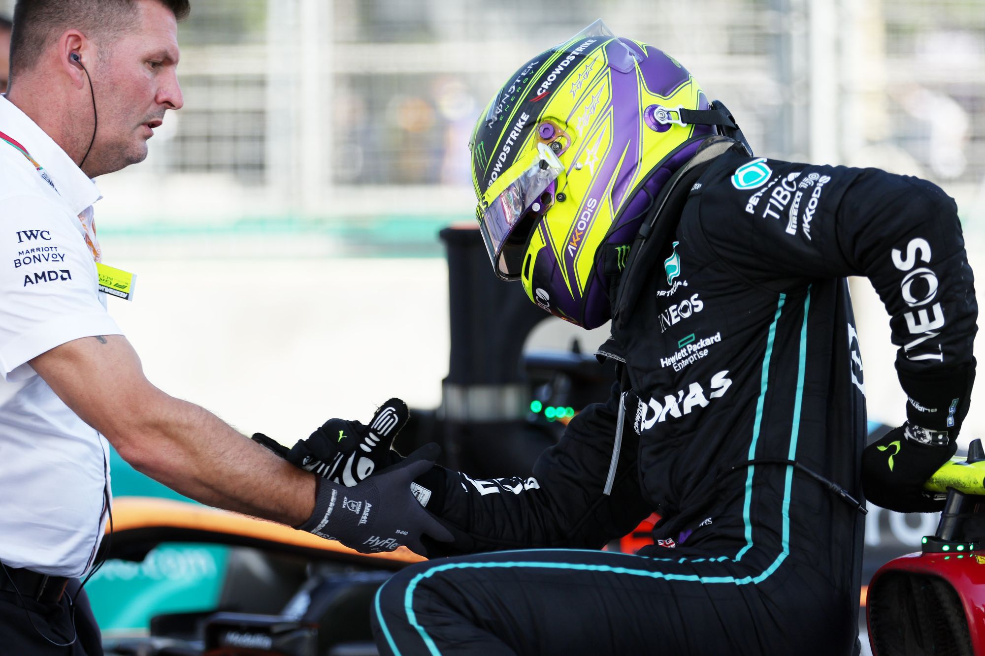 Lewis Hamilton az Azeri Nagydíj után nem a negyedik helynek örült, hanem annak, hogy ki tudott szállni a kocsiból / Fotó: Getty Images