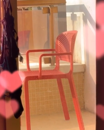 A székkel való kapcsolatát a Számkivetett című filmben ikonikussá vált Wilsonéhoz hasonlította /Fotó: Instagram/