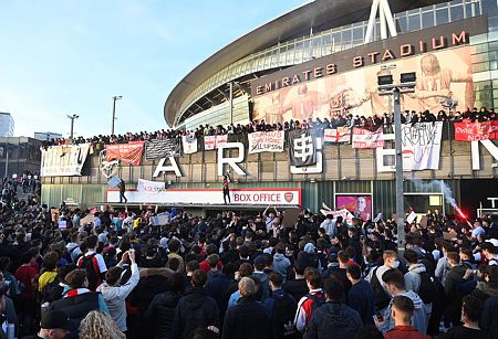 Az Arsenal futballklub szurkolói a klub tulajdonosa, Stan Kroenke távozását követelik a londoni Emirates Stadion előtt a Szuperliga miatt 2021. április 23-án/Fotó: MTI/EPA/Facundo Arrizabalaga