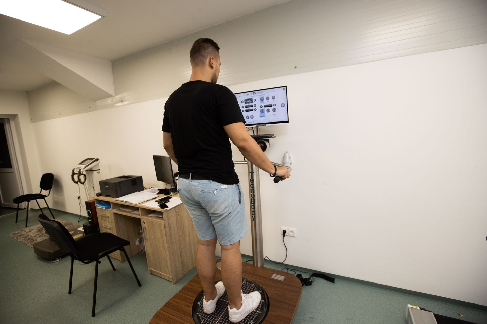 Izokinetikus dinamométer az orvosi szobában, amely többek között az erő és állóképesség optimalizálásában, valamint a rehabilitációban a nyújtás és hajlítás szögének beállításában segít / Fotó:  Zsolnai Péter