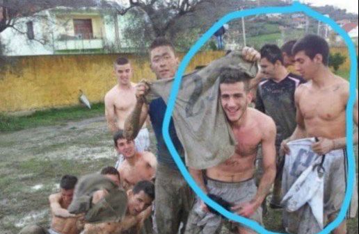 Uzuni (a kép jobb szélén) fiatalon ilyen körülmények között focizott Albániában./ Fotó: FTC