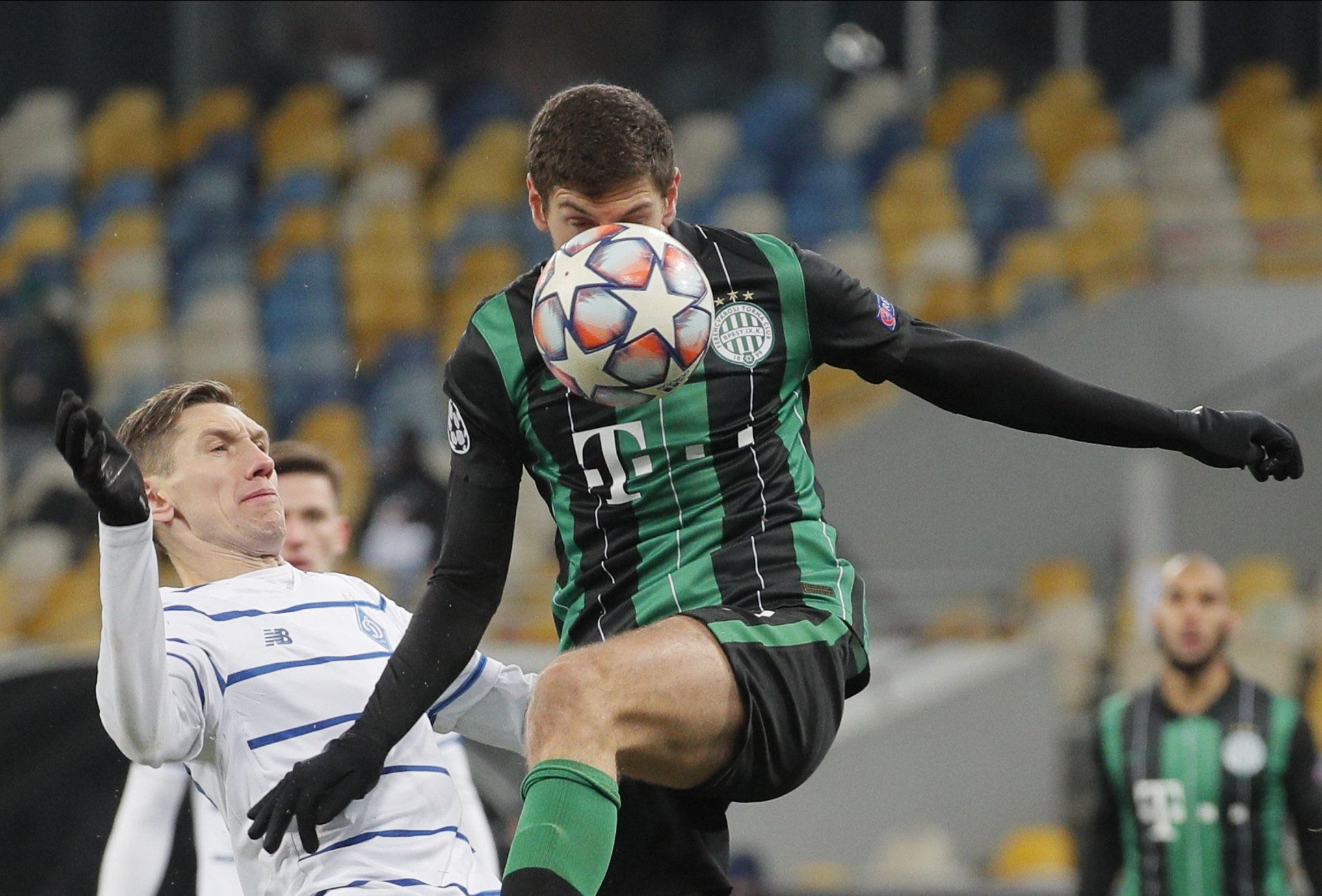 Lasha Dvali küzd a labdáért a Dinamo Kijev ellen elveszített meccsen. / Fotó: MTI/EPA/Szerhij Dolzsenko