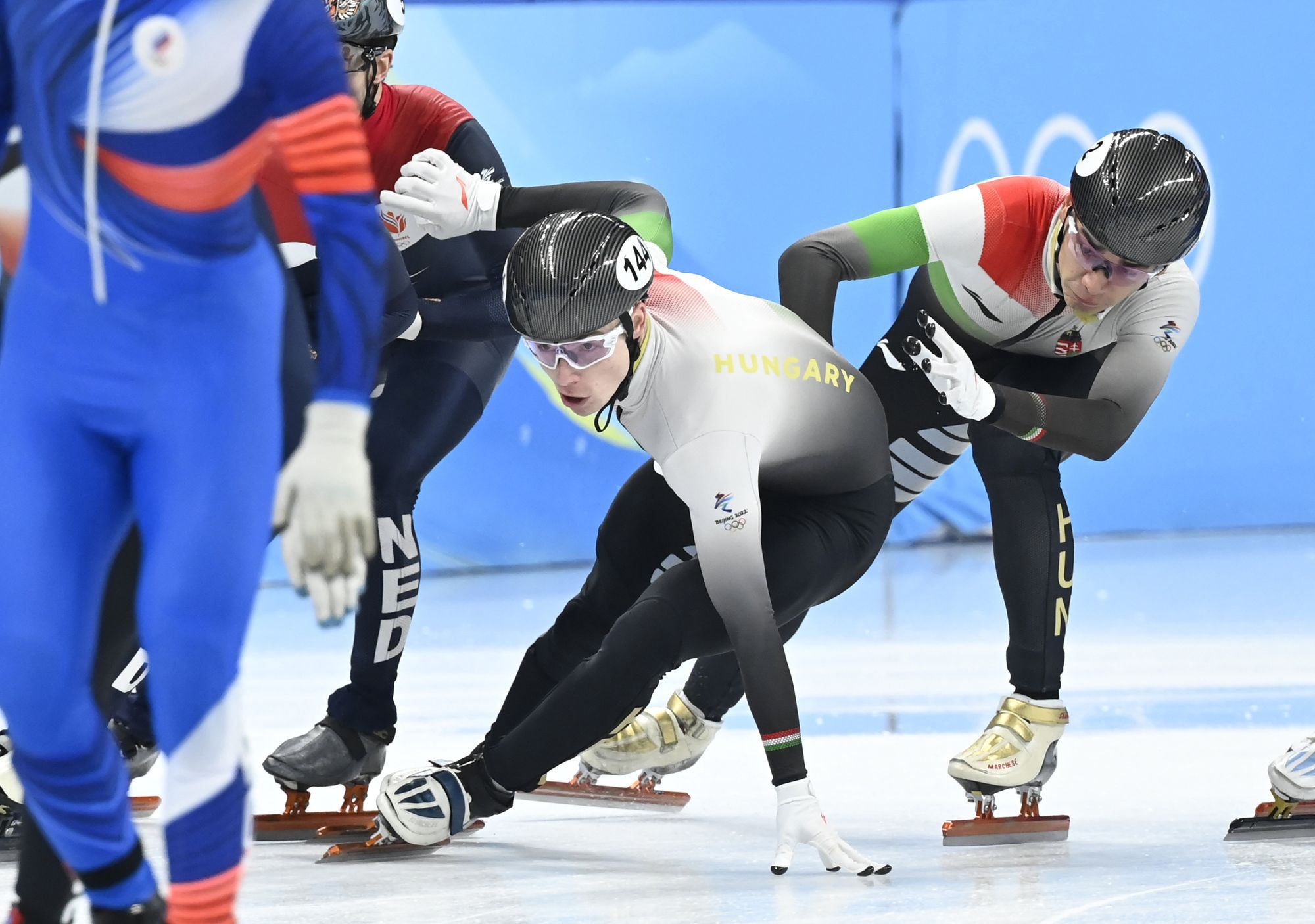 Nógrádi Bence váltja Liu Shaolin Sándort a férfi rövidpályás gyorskorcsolyázók 5000 méteres váltóversenyének középdöntőjében a pekingi téli olimpián. A magyar váltó a B döntőbe jutott. / Fotó: MTI/Kovács Tamás