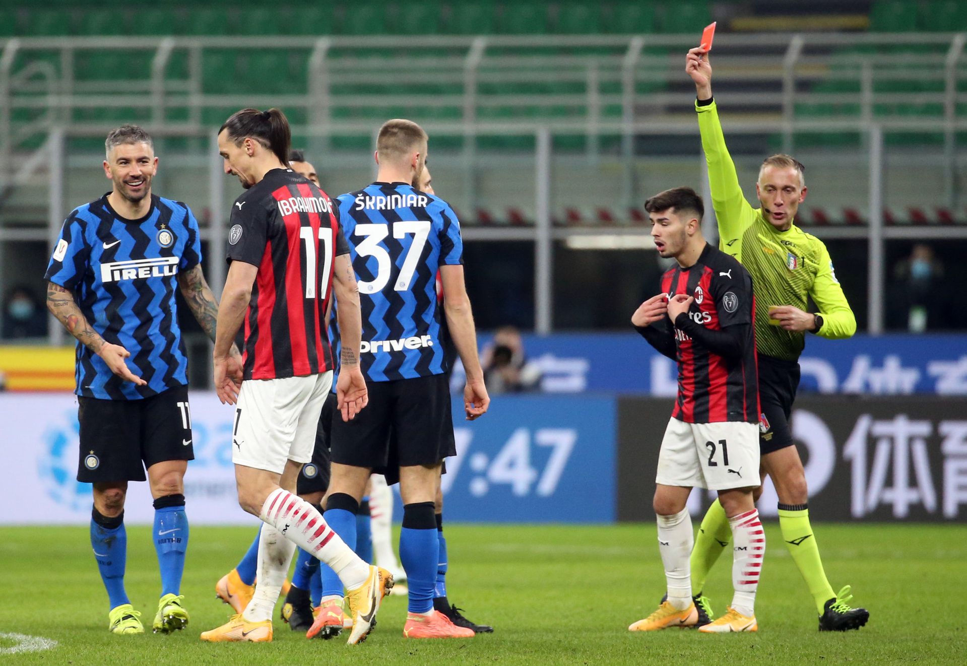 A svéd támadót kiállították, emberhátrányban 2-1-re ki-kapott a Milan az Intertől Fotó: MTI/EPA/MATTEO BAZZI