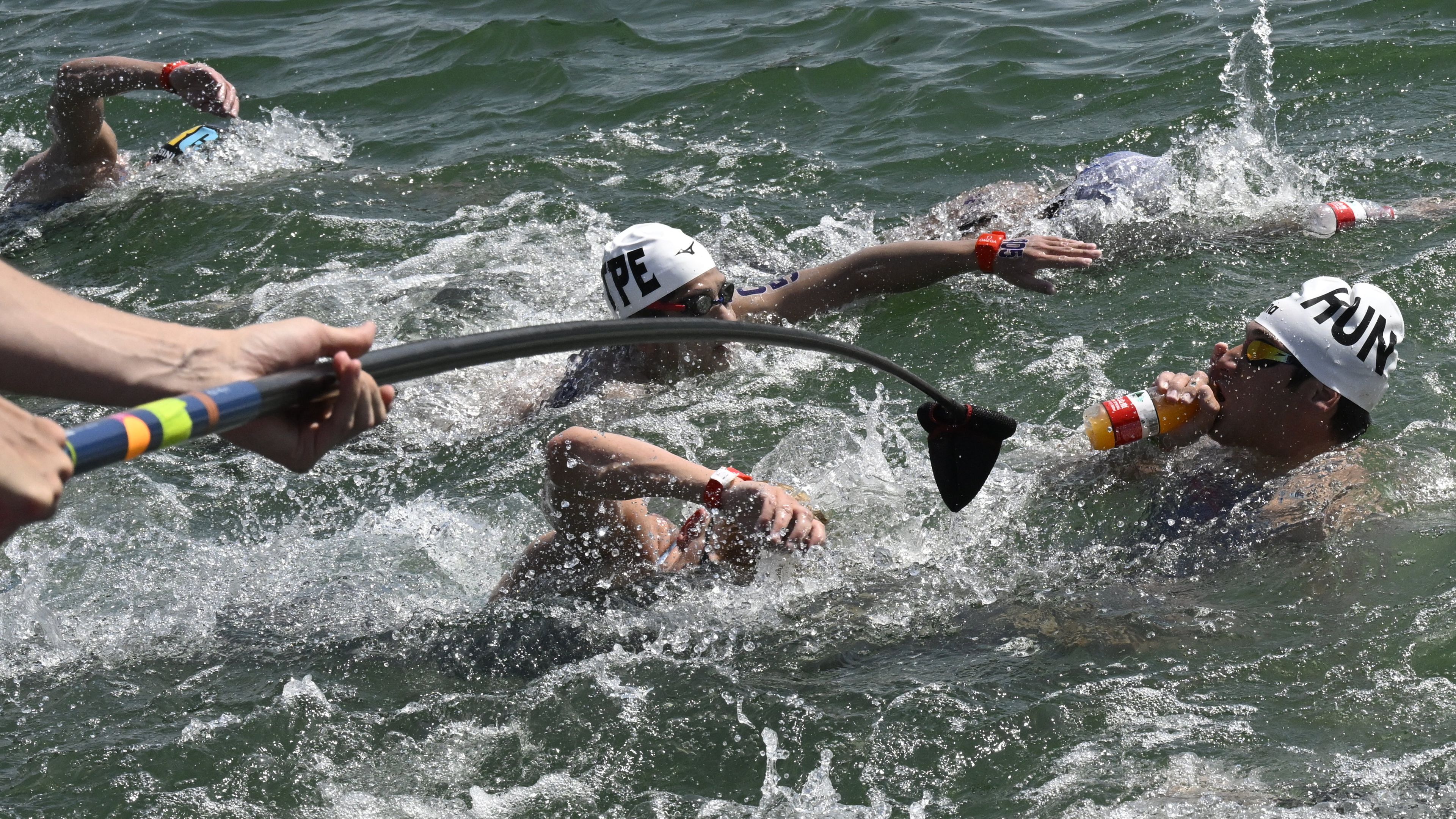 Gálicz Péter (j) a frissítőponton a férfi nyíltvízi úszók 25 kilométeres versenyén a vizes világbajnokságon a budakalászi Lupa-tavon 2022. június 30-án / Fotó: MTI/Szigetváry Zsolt