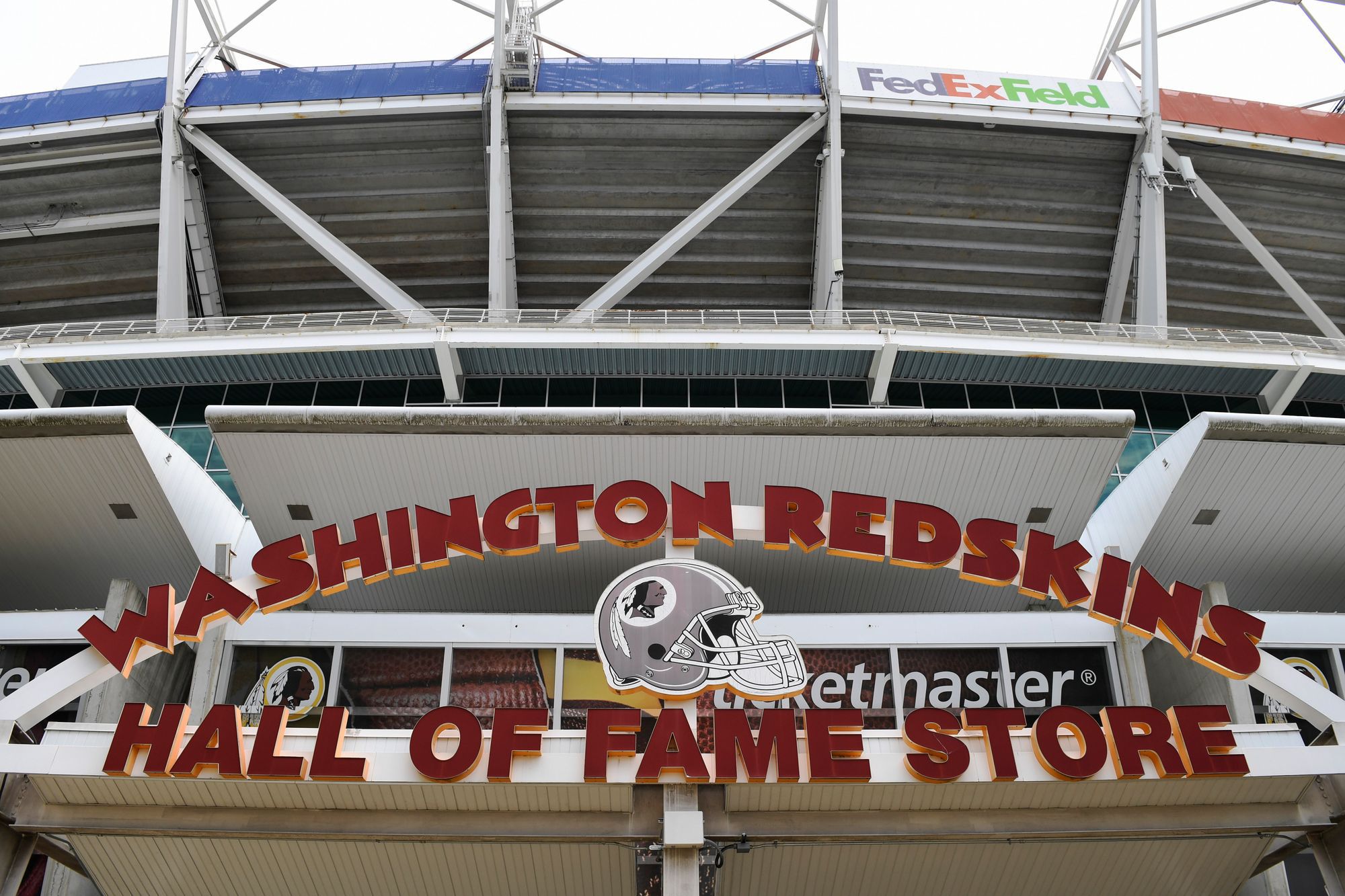 A profi amerikaifutball-ligában (NFL) szereplő Washington Redskins logója a FedExField stadion bejáratánál 2020. július 13-án. / Fotó: MTI/AP/Susan Walsh