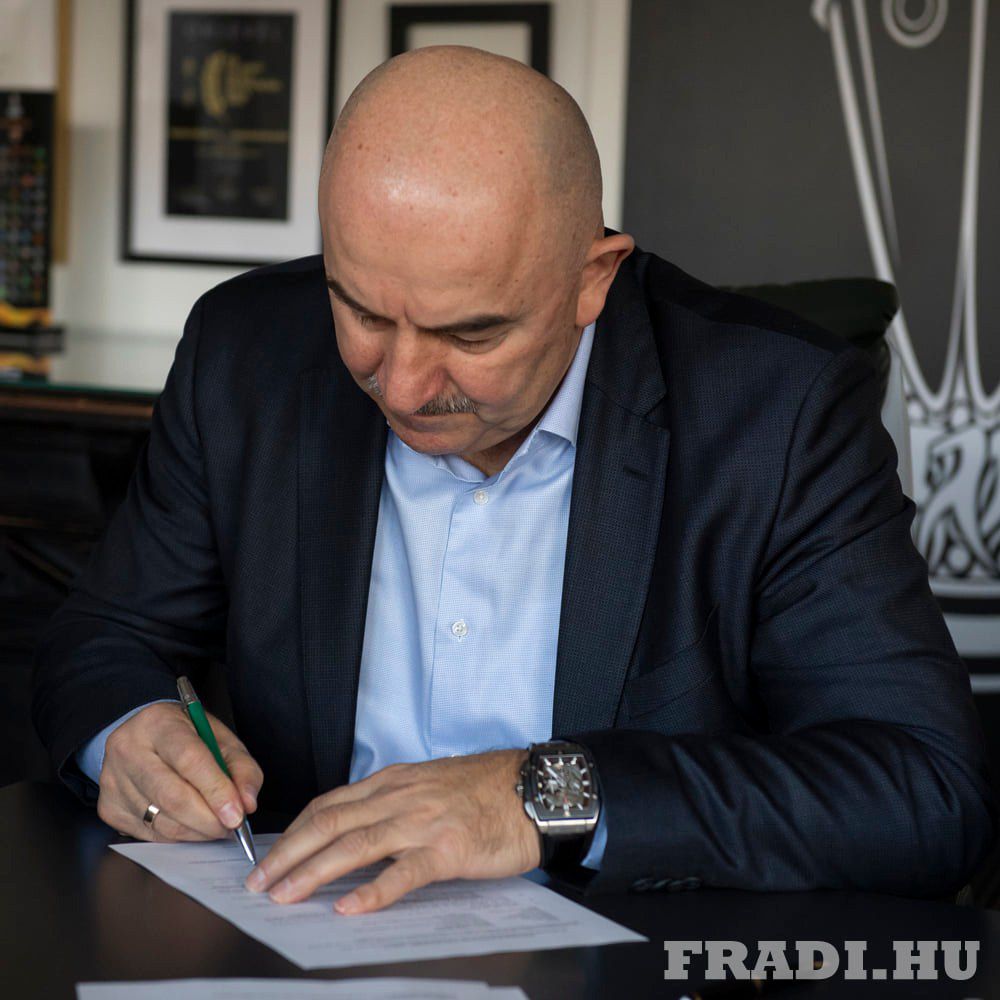 A Fradi új edzője a magyarországi szerződése aláíráskor is svájci óráját viselte / Fotó: Facebook