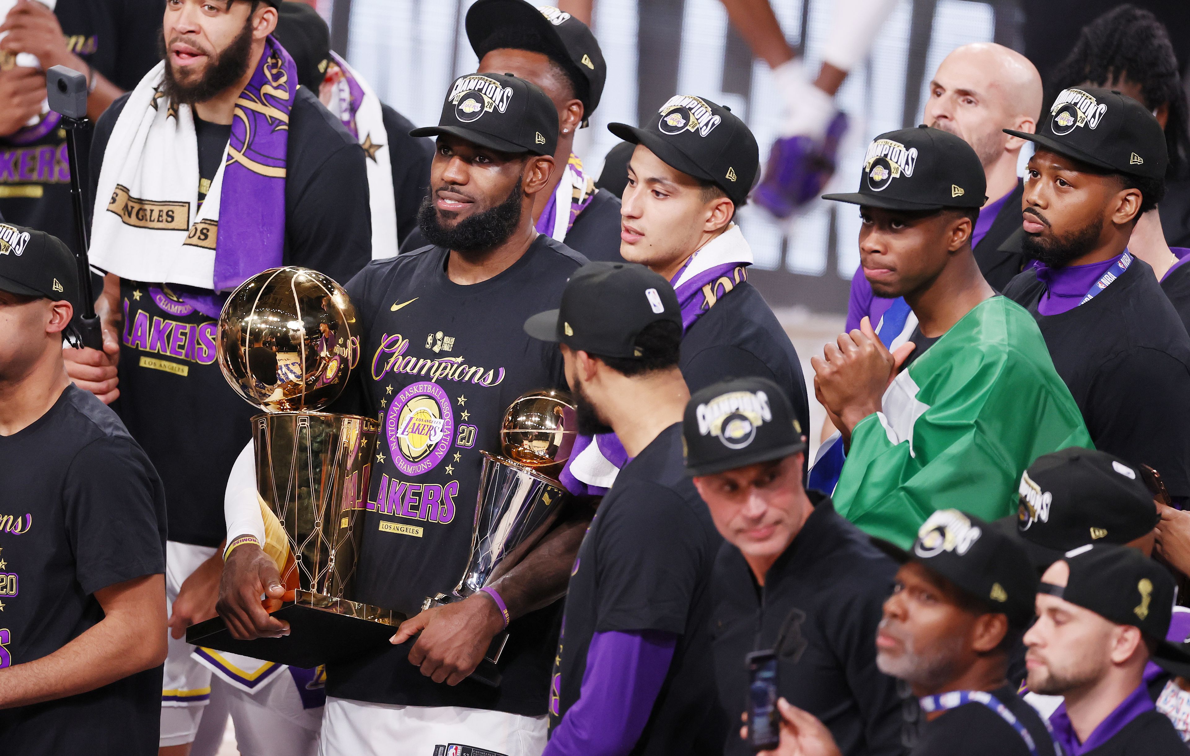 Középen LeBron James, a Lakers és az NBA-trófea. / Fotó: EPA/Erik S. Lesser