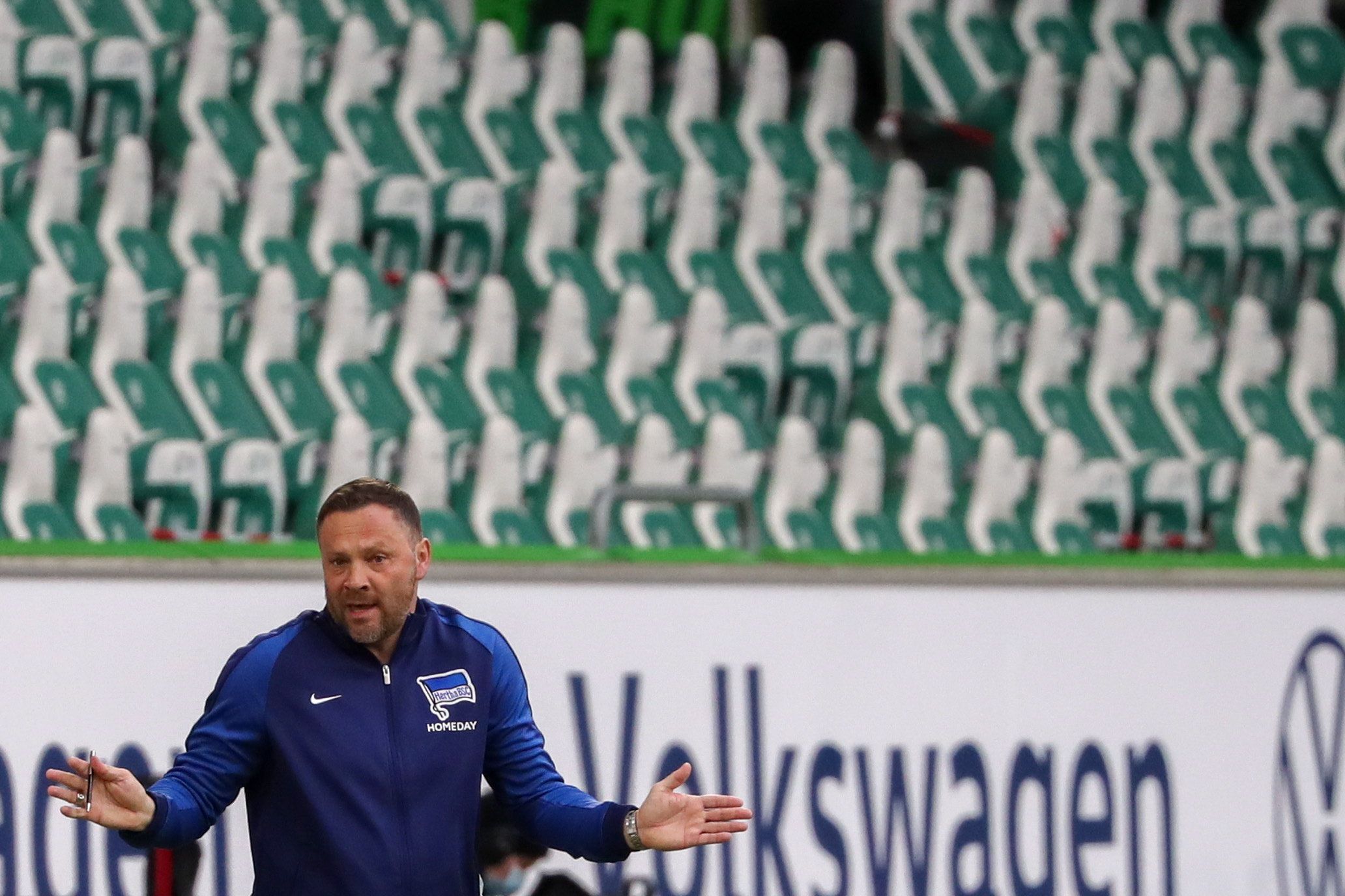 Dárdai Pál, a Hertha BSC vezetőedzője a Wolfsburg elleni bajnokin. / Fotó: MTI/EPA/Focke Strangmann