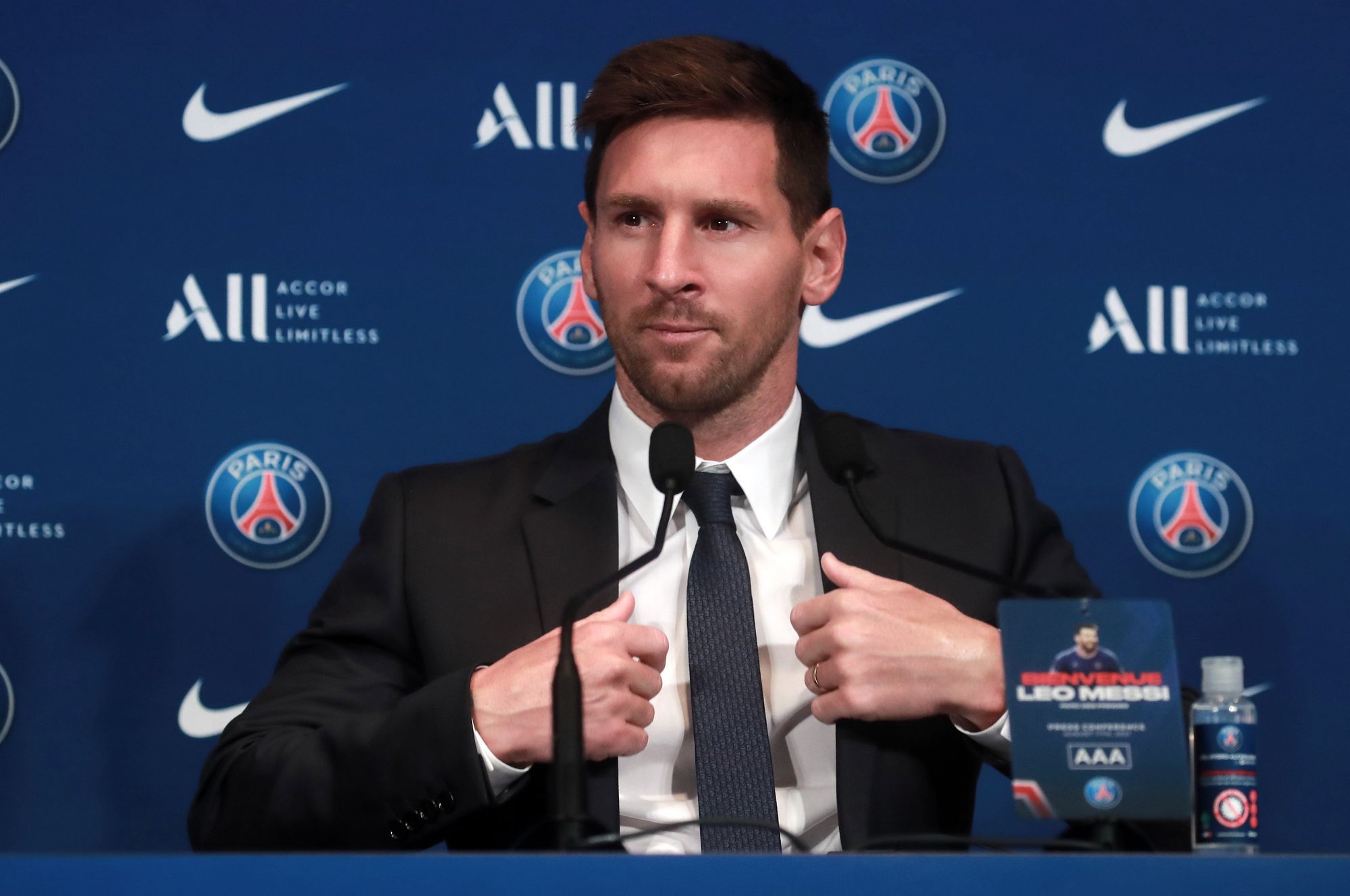 A Paris Saint-Germain labdarúgóklubhoz szerződött Lionel Messi a párizsi Parc des Princes stadionban  / Fotó: MTI/EPA/Christophe Petit Tesson