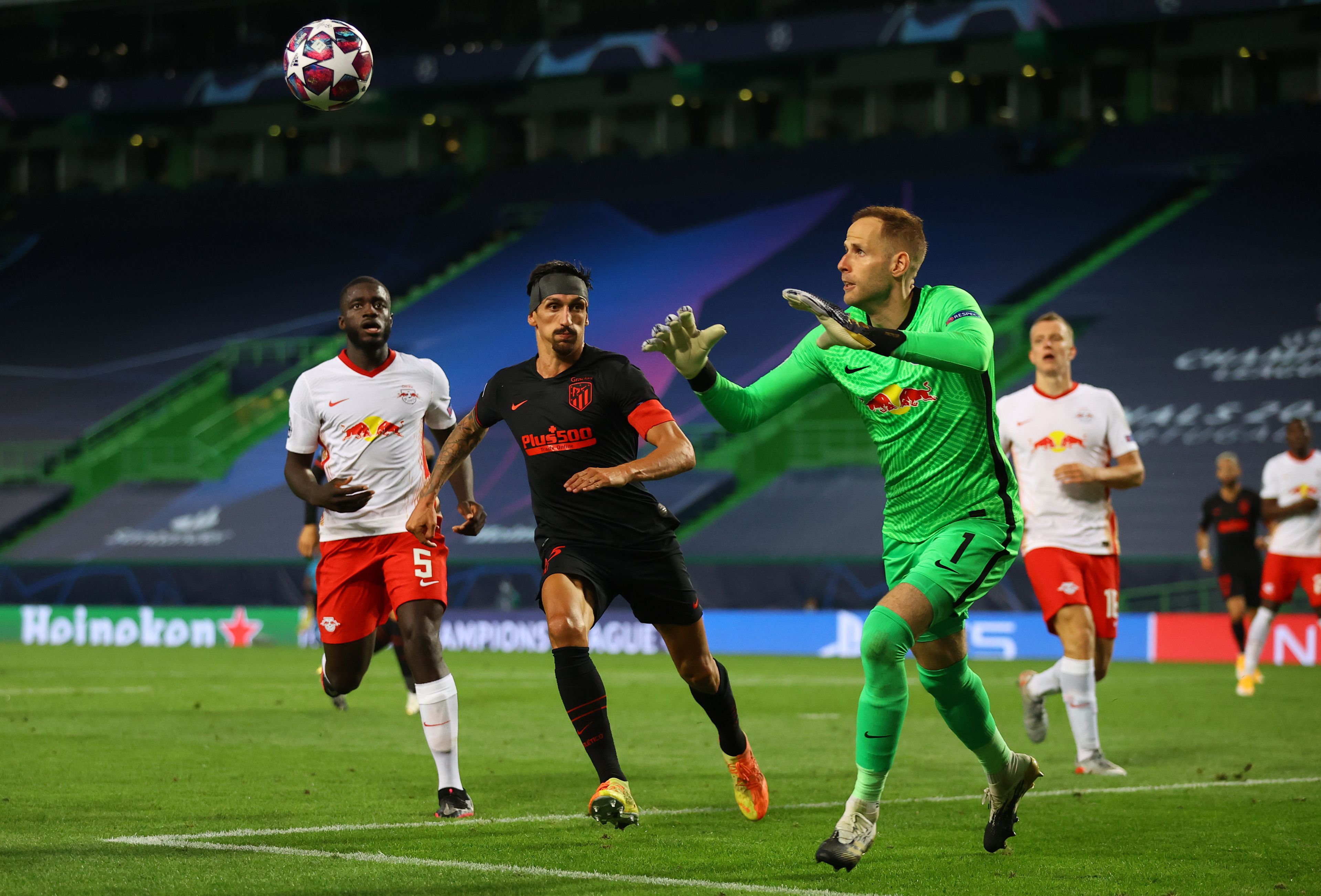 Gulácsi Péter (jobbra) sporttörténelmet írt: a spanyol Atlético elleni 2-1-es  győzelemmel a német Leipzig bejutott a Bajnokok Ligája elődöntőjébe / Fotó: Profimedia