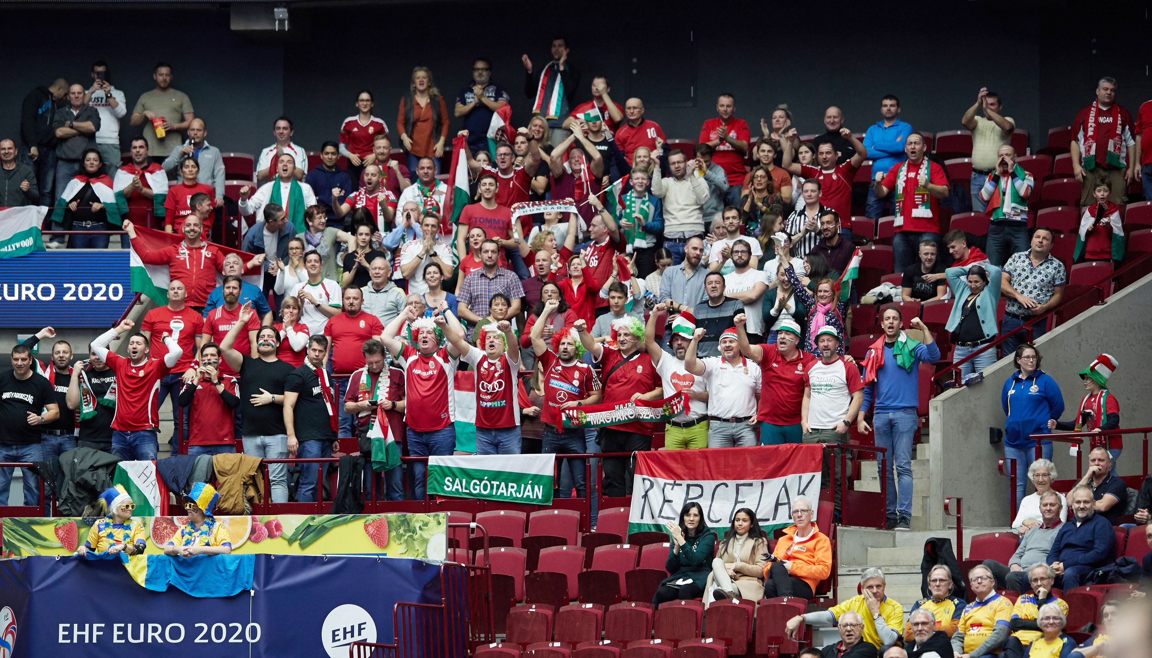 Magyar szurkolók az olimpiai kvalifikációs férfi kézilabda Európa-bajnokság középdöntőjének harmadik fordulójában játszott Magyarország-Svédország mérkőzésen Malmőben / Fotó: MTI/EPA/TT Hírügynökség/Andreas Hillergren