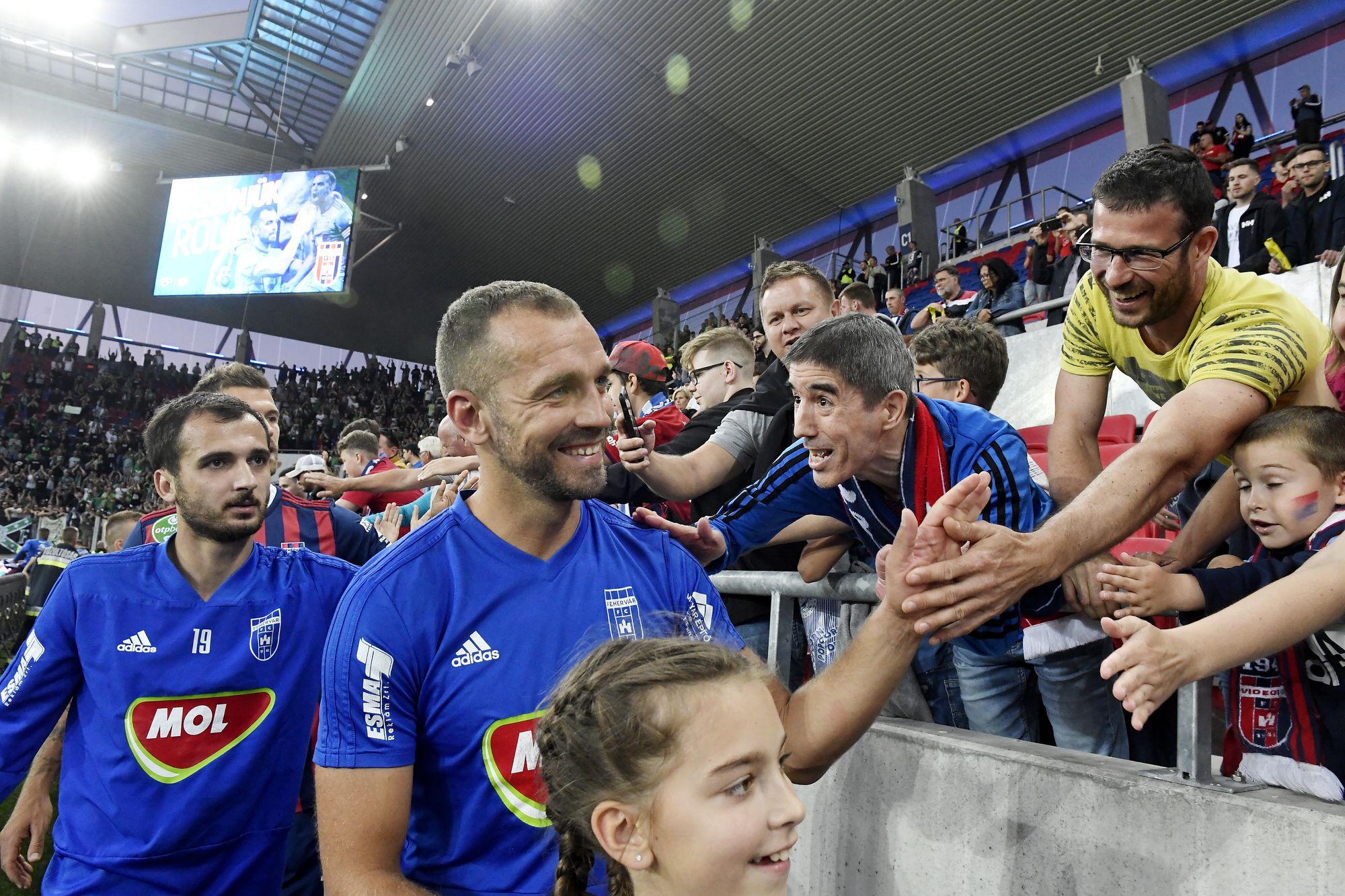 Juhász Roland a Fradi elleni, hazai pályán aratott győzelem után a szurkolóktól is elköszönt /Fotó: MTI-Koszticsák Szilárd