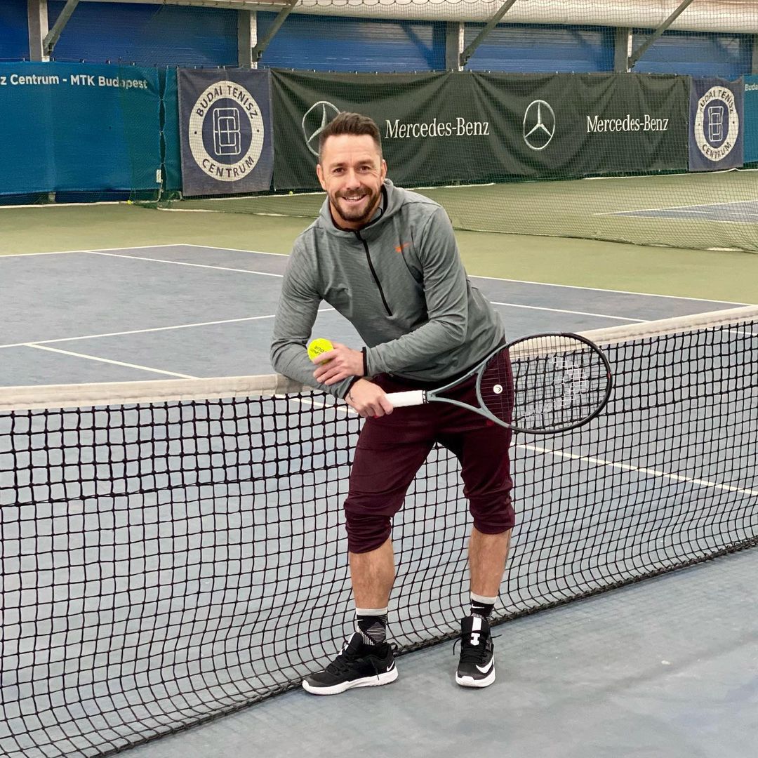 Kabát Péternek, az Újpest korábbi focicsatárának rengeteget fejlődött a tenisztudása az elmúlt három hónapban/Instagram