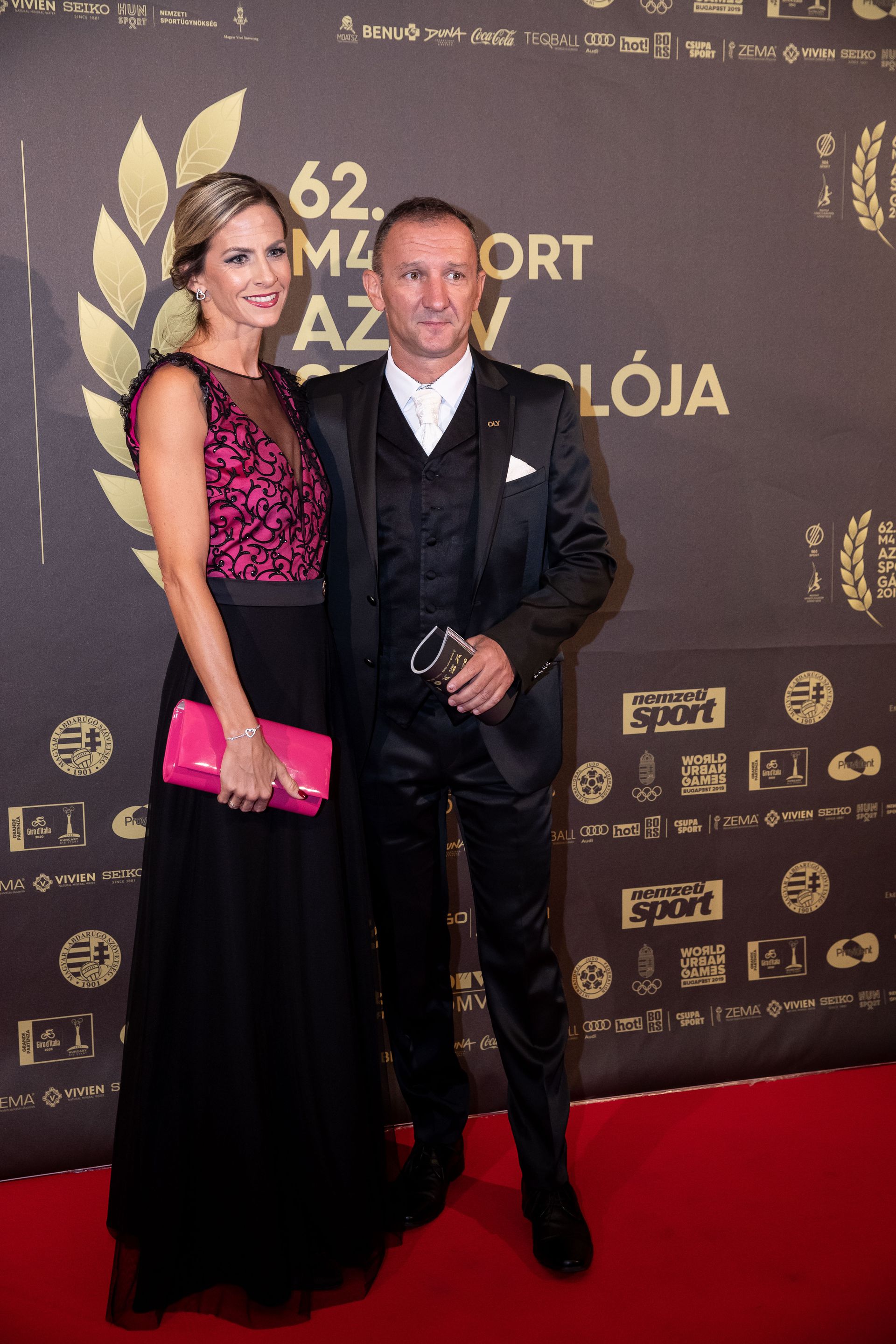 Az olimpiai bajnok ökölvívó, Kovács István felesége, Garami Katalin pink és fekete ruhája nagyon elegáns volt /Fotó: Zsolnai Péter