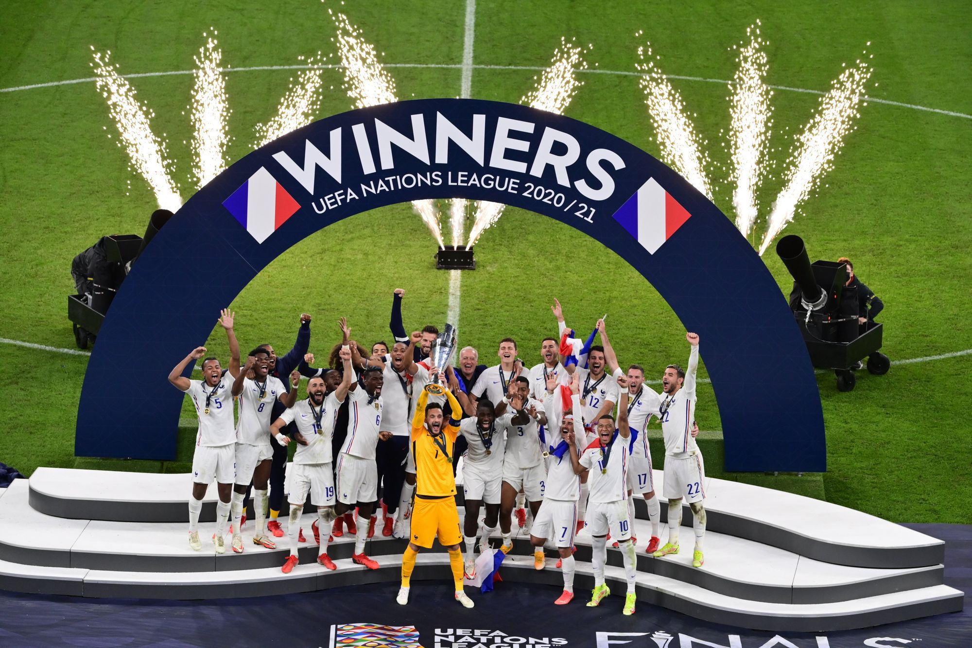 A francia válogatott tagjai ünnepelnek a bajnoki trófeával, miután 2-1-re megnyerték a labdarúgó Nemzetek Ligájában játszott Spanyolország – Franciaország döntő mérkőzést Milánóban. / Fotó: MTI/EPA/AFP/Marco Betorello