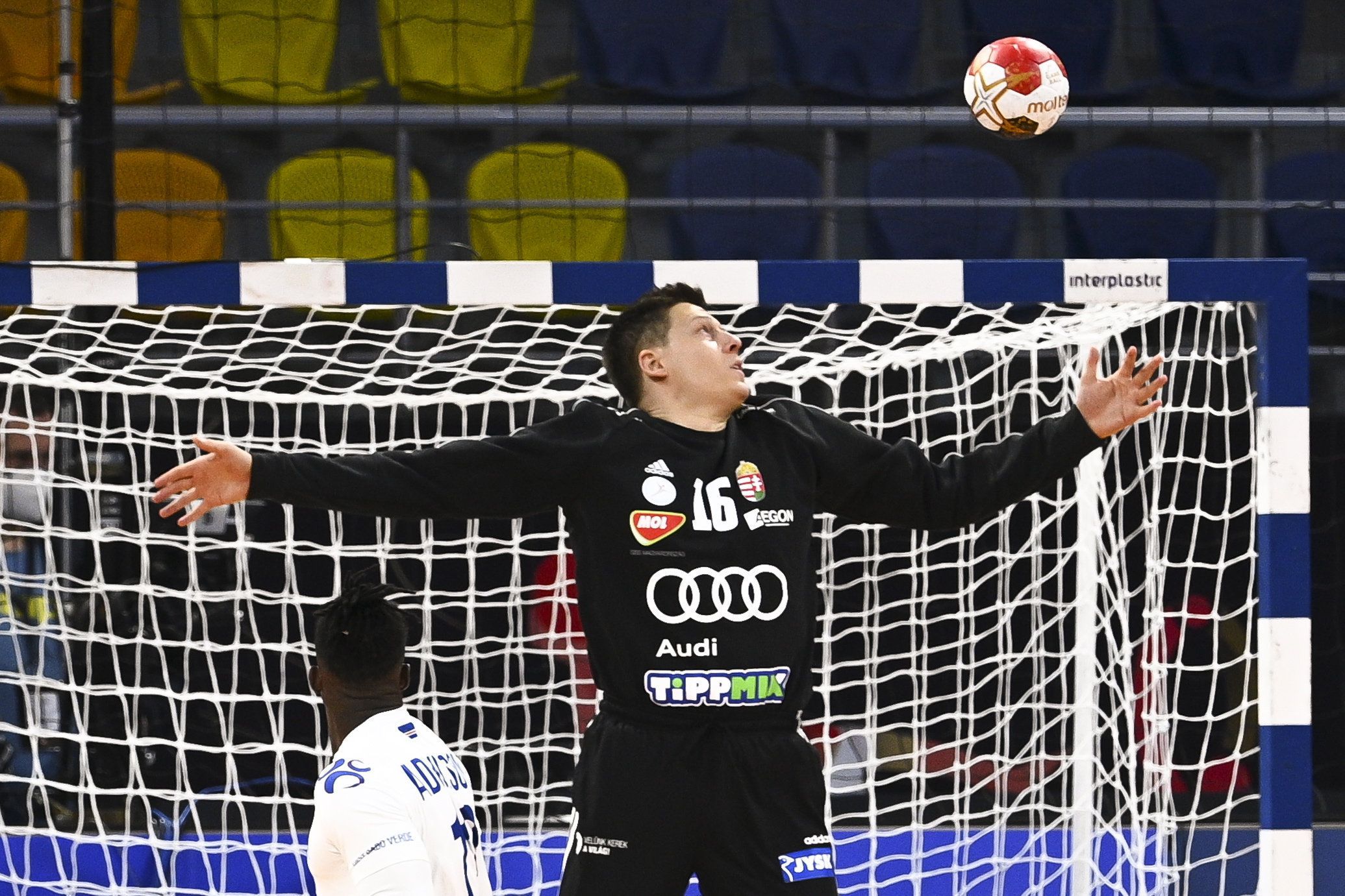 Mikler Roland újabb sikerekre vágyik a bajnok Szeged kapujában / Fotó: MTI EPA AFP