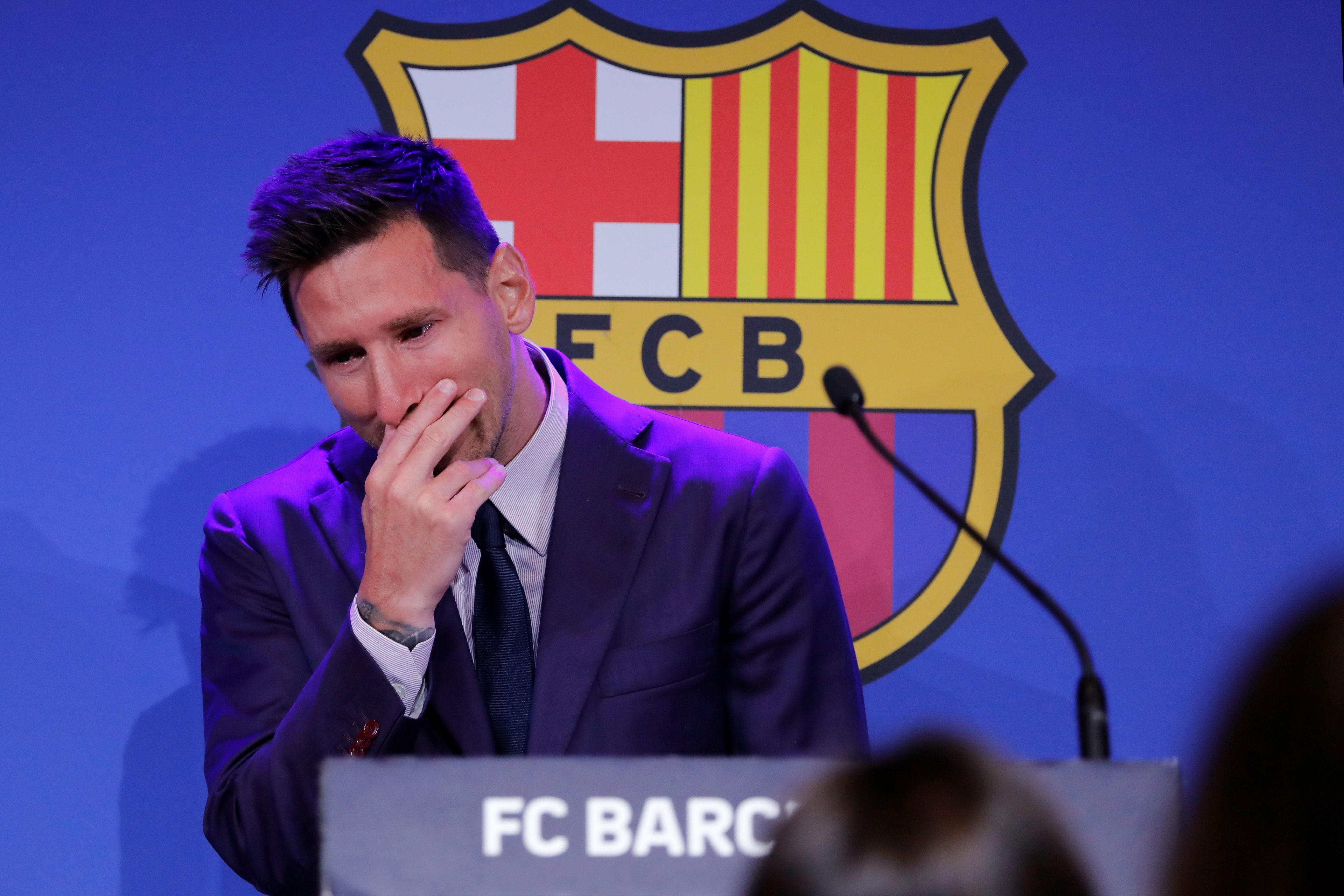Lionel Messi, az FC Barcelona spanyol labdarúgóklub eddigi csillaga sír a csapat otthonában, a barcelonai Camp Nou Stadionban tartott sajtóértekezletének kezdetén/ Fotó: MTI/EPA/EFE/Andreu Dalmau