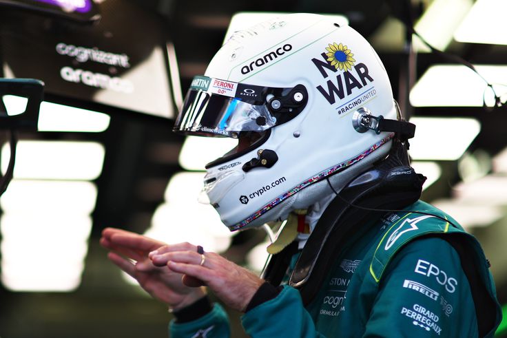 Sebastian Vettel kiverte a biztosítékot: „No war” feliratú sisakjára egy problémás ország zászlaja is felkerült