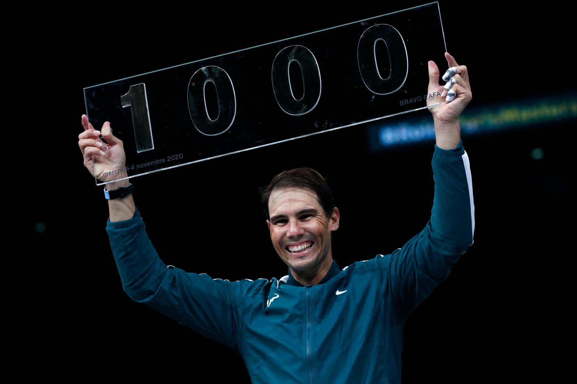 Rafael Nadal az 1000. győzelméért kapott díjjal Párizsban. / Fotó EPA/Thibault Camus