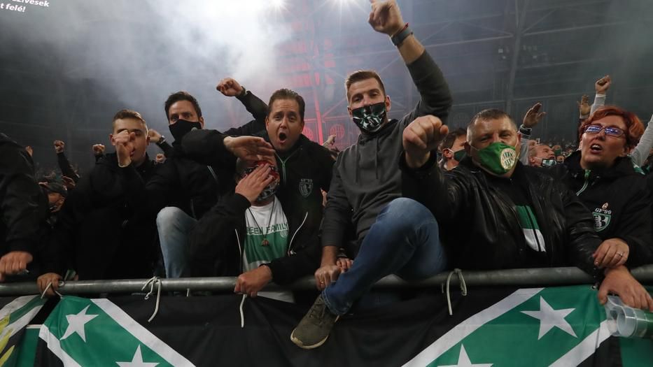 Sokan nem hordtak maszkot a legutóbbi Újpest-Fradi meccsen / Fotó: Fuszek Gábor
