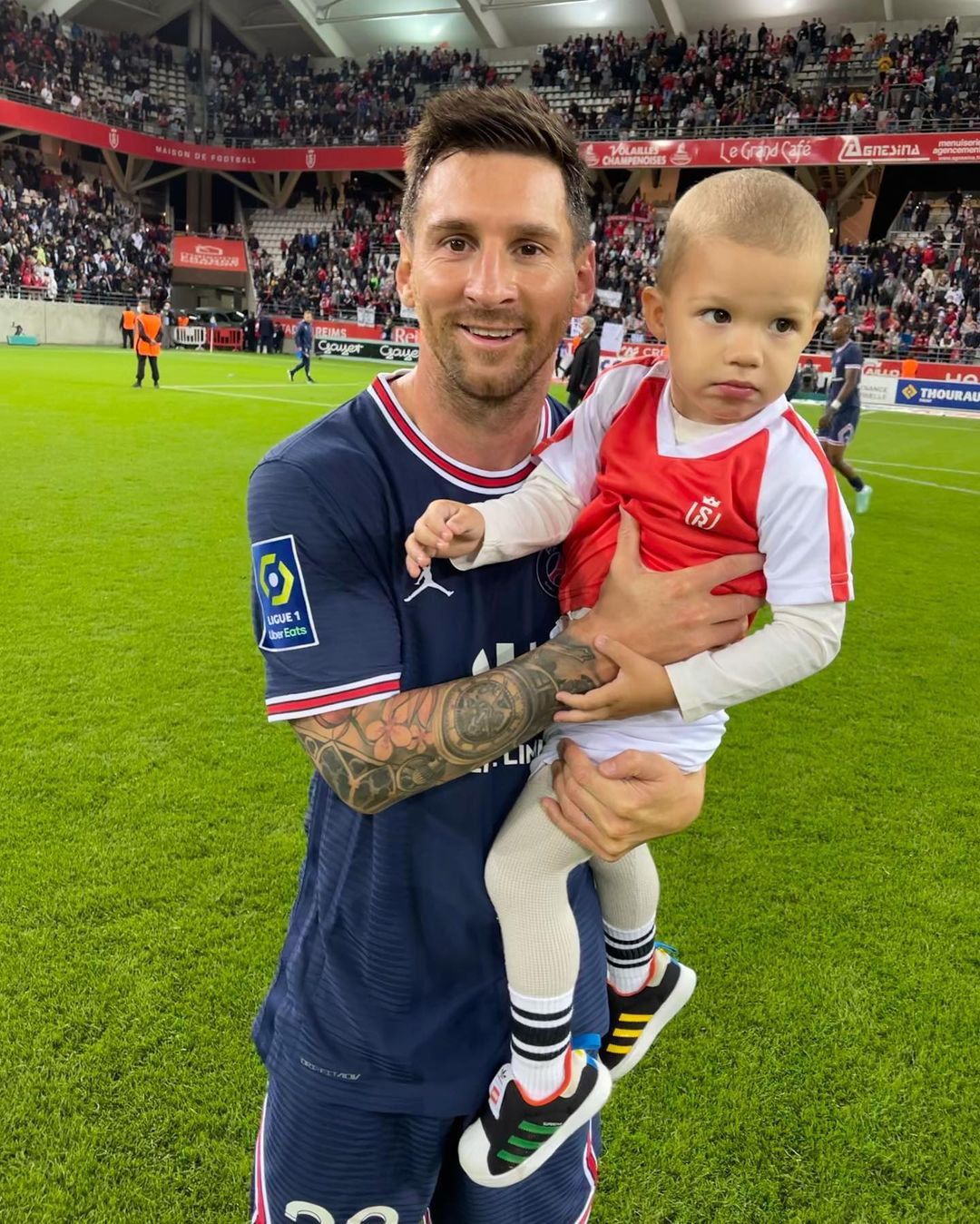 Messi örömmel pózolt a kisfiúval, aki később majd biztosan jobban értékeli a képet / Fotó: Twitter