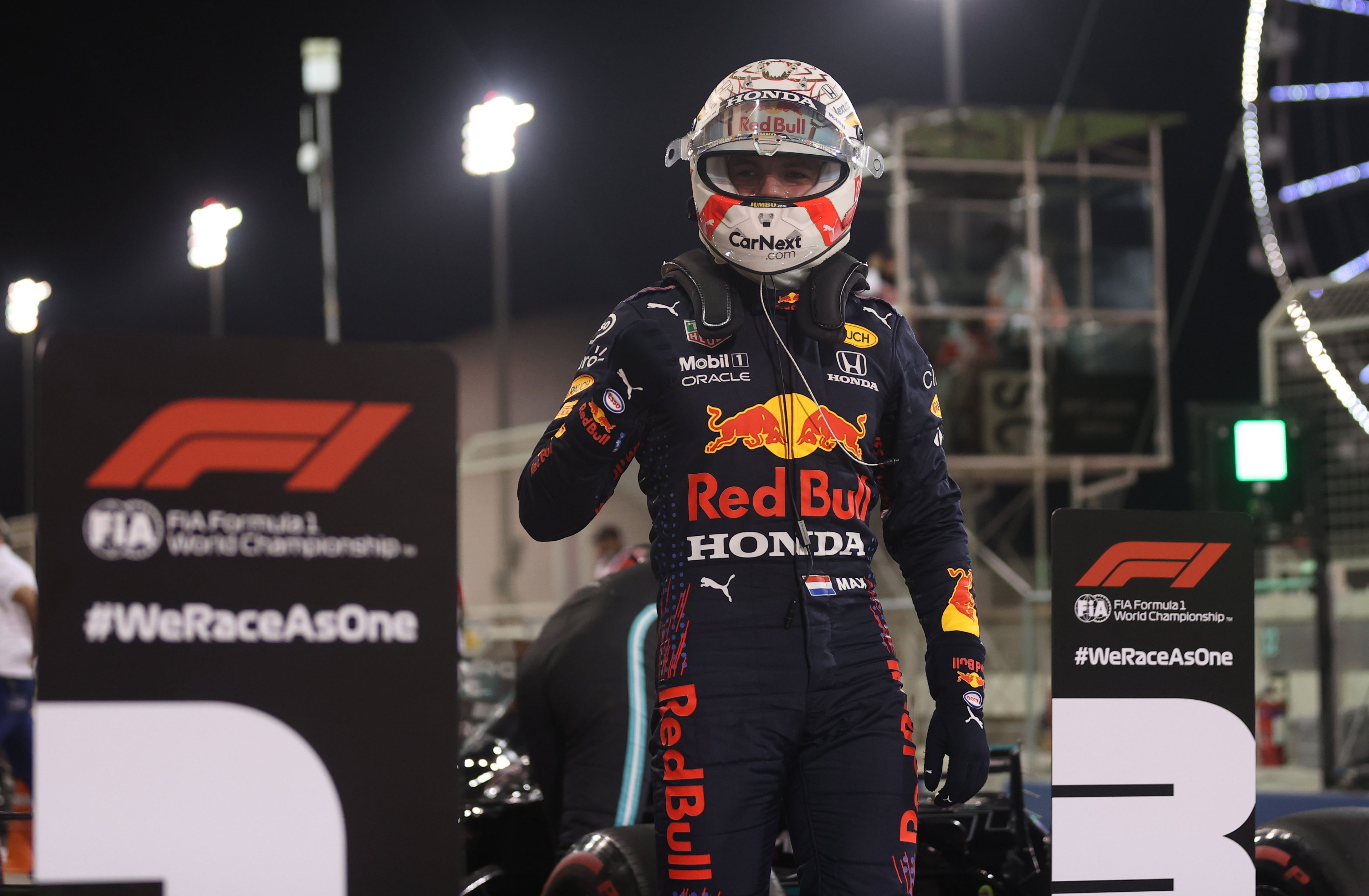 Max Verstappen, a Red Bull holland versenyzője, miután megnyerte a Forma-1-es autós gyorsasági világbajnokság Szahíri Nagydíjának időmérő edzését MTI/EPA/Getty Images/Lars Baron