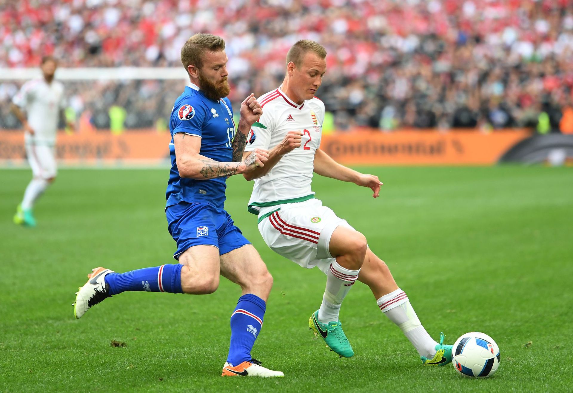 Lang Ádám (fehér mezben) a franciaországi Európa-bajnokságon már futballozott Izland ellen. /Fotó: Getty Images