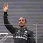Felrobbant az internet: Lewis Hamilton gördeszkázni tanította a vegán kutyáját