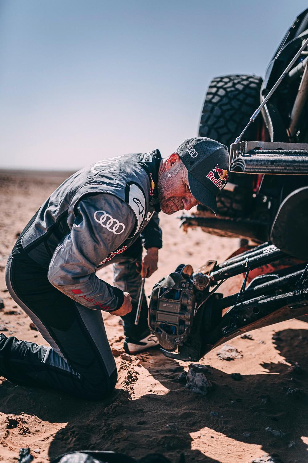 Peterhanselnek többször megg kellett állnia a sivatagban szerelni / Fotó: Dakar Rally Facebook