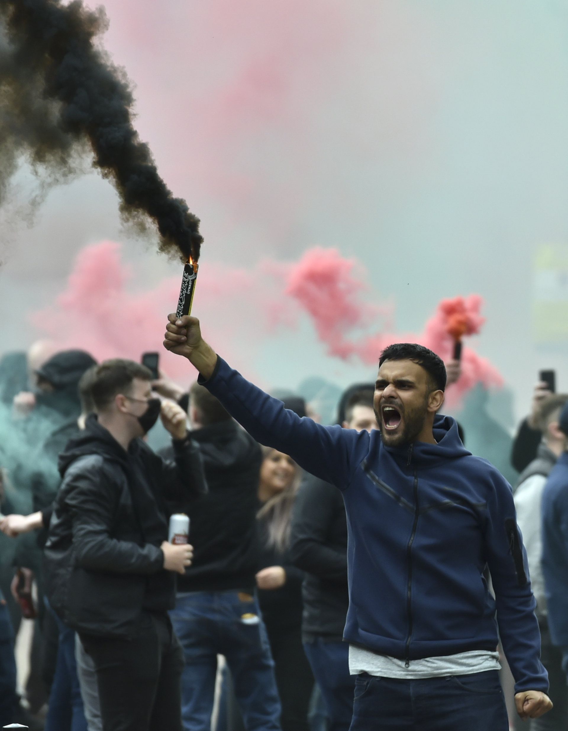 Hatalmas füst borította be az Old Traffordot vasárnap délután / Fotó: MTI/EPA-Rui Vieira