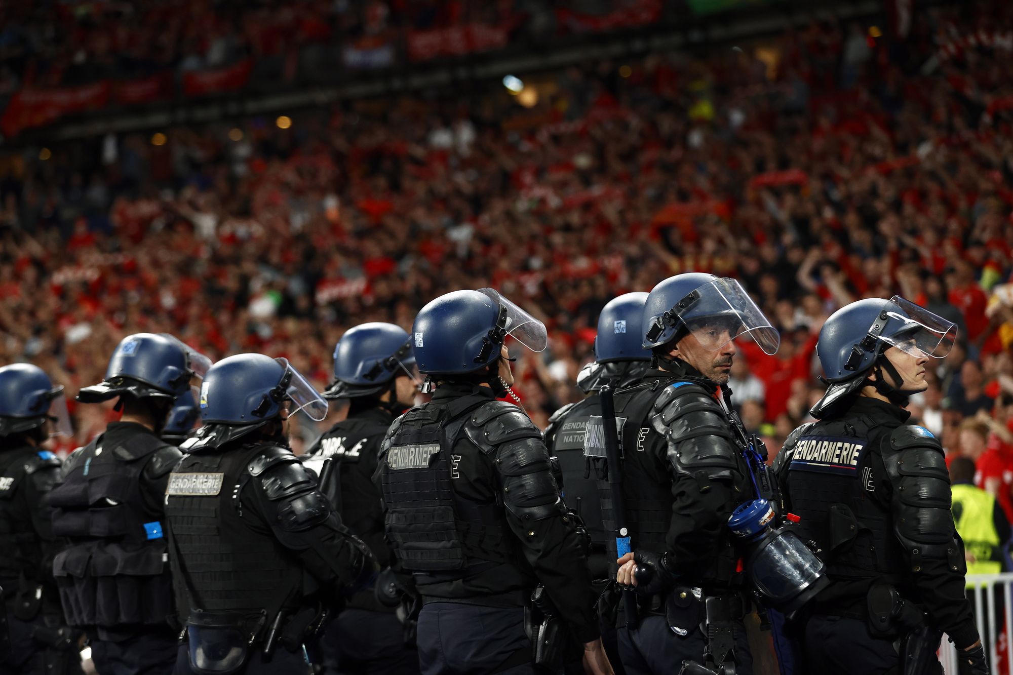 Rohamrendőrök sorfalat állnak a labdarúgó Bajnokok Ligájának döntőjében játszott Liverpool FC - Real Madrid mérkőzés végén a saint-denis-i Stade de France stadionban /Fotó: MTI/EPA/Yoan Valat