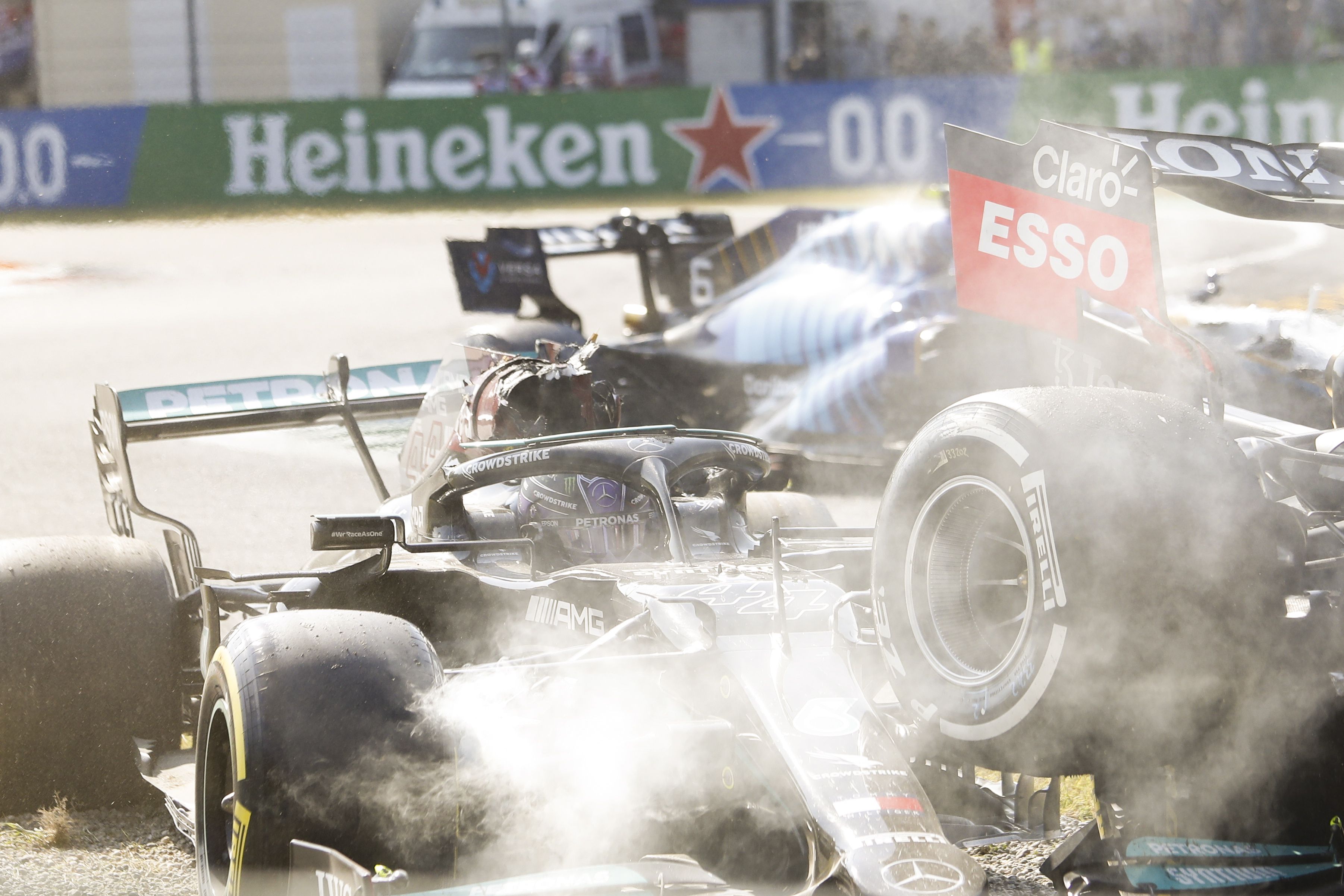 Egy új kameraállásból Hamilton és Verstappen balesete. / Fotó: EPA/Matteo Bazzi