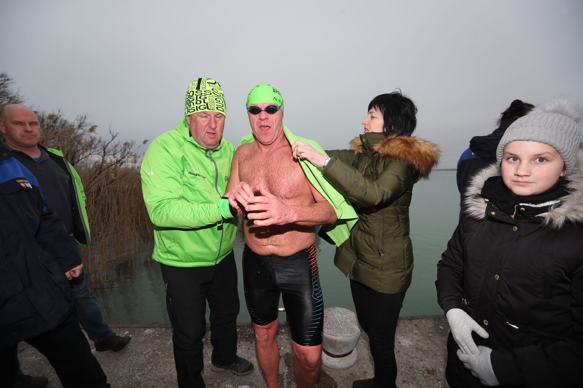 Az átfagyott sportolót a melegedőbe kísérték/ Fotó: Zsolnai Péter