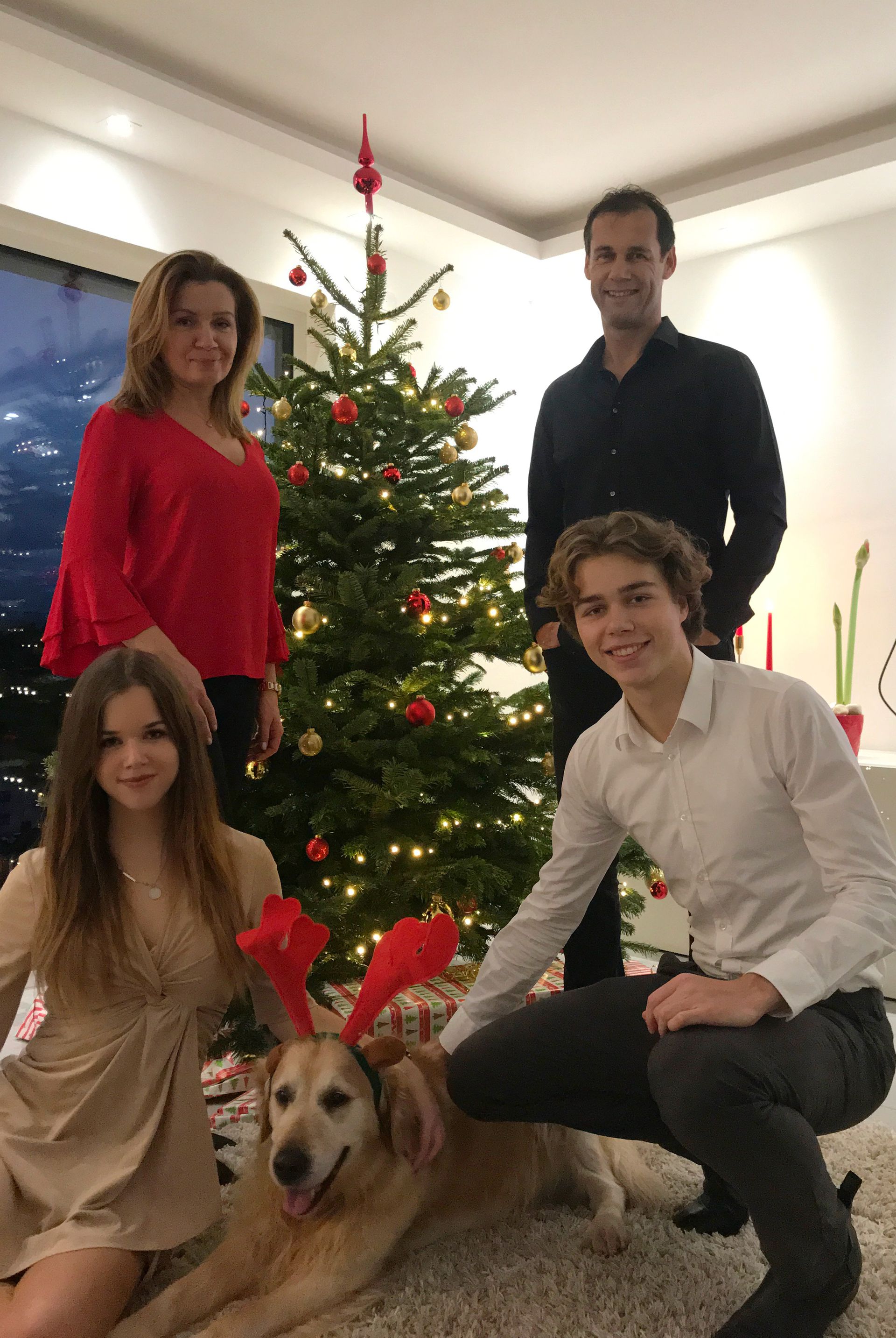 A legutóbbi közös családi fotó még karácsonykor készült – Bódog június végéig aligha látja feleségét, Mariannt és két gyermekét, Grétát és Donátot.