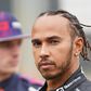 Áll a bál a száguldó cirkuszban! Vettel és Hamilton is látványosan tiltakozik a furcsa F1-szabályok ellen – fotók