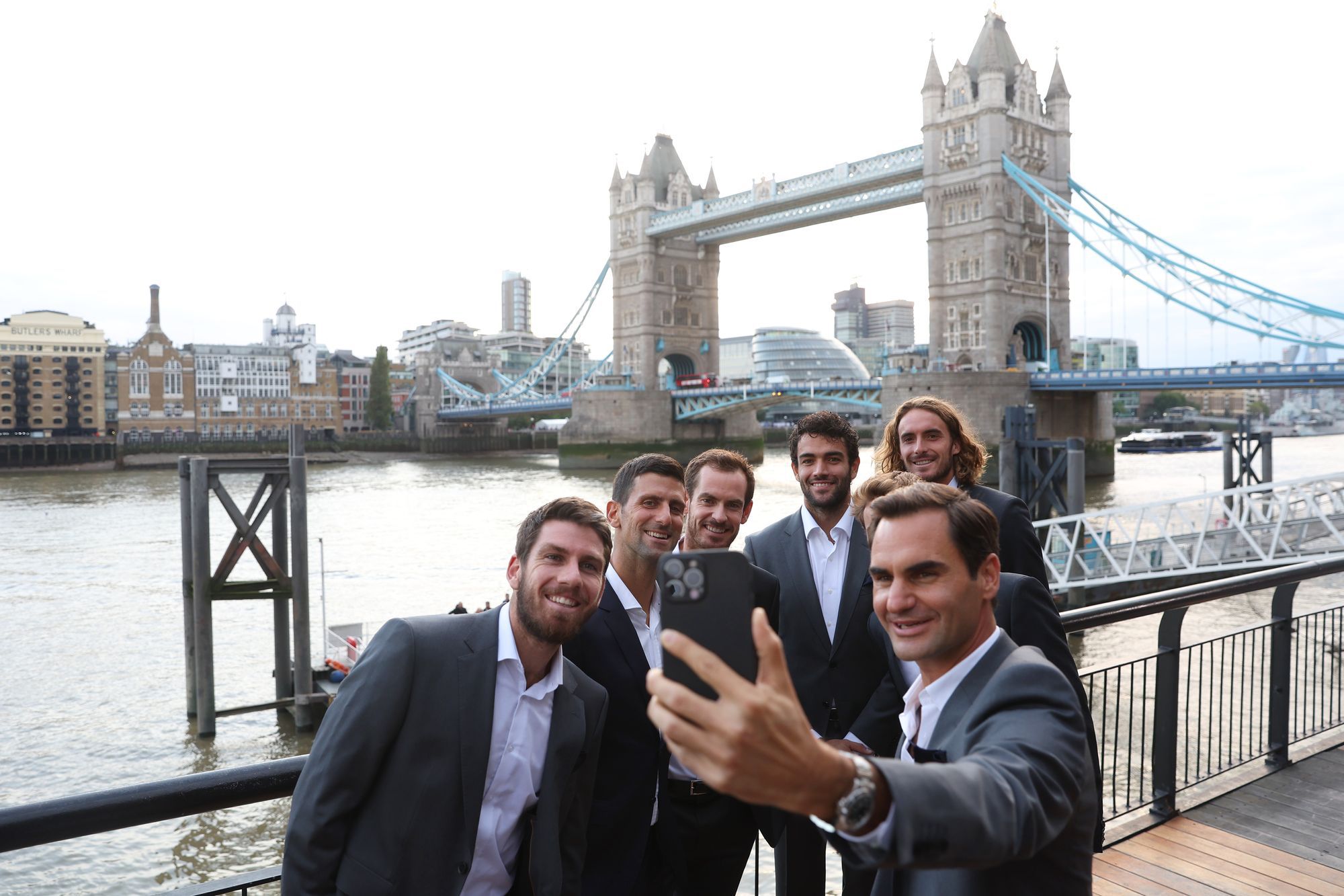 Federer (jobbra) sztárok társaságában zárja le pályafutását /Fotó: GettyImages